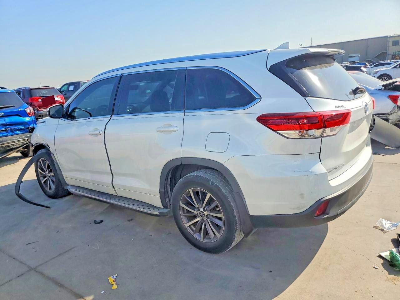 2017 Toyota Highlander Xle White vin: 5TDKZRFH2HS520919