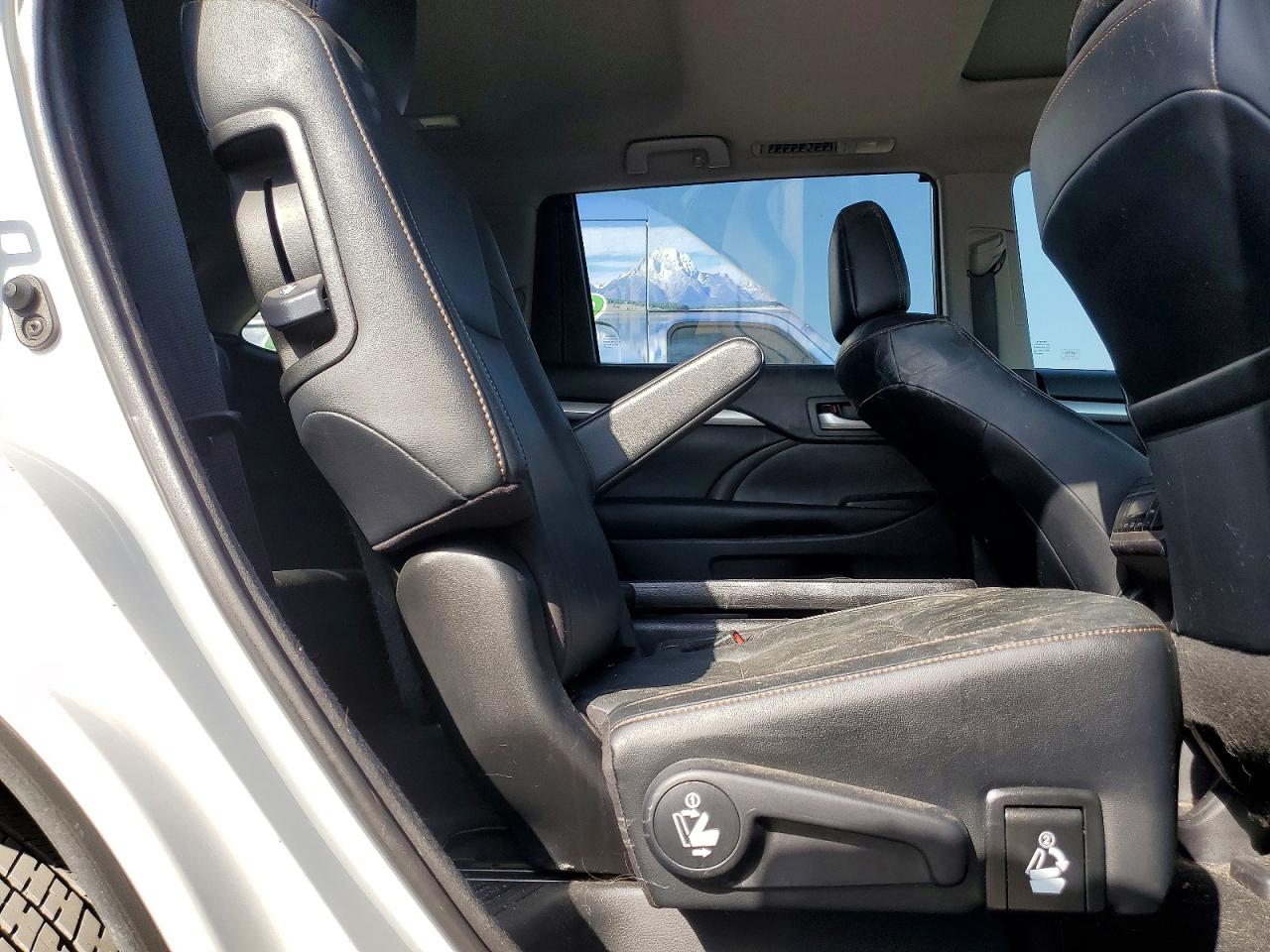 2017 Toyota Highlander Xle White vin: 5TDKZRFH2HS520919