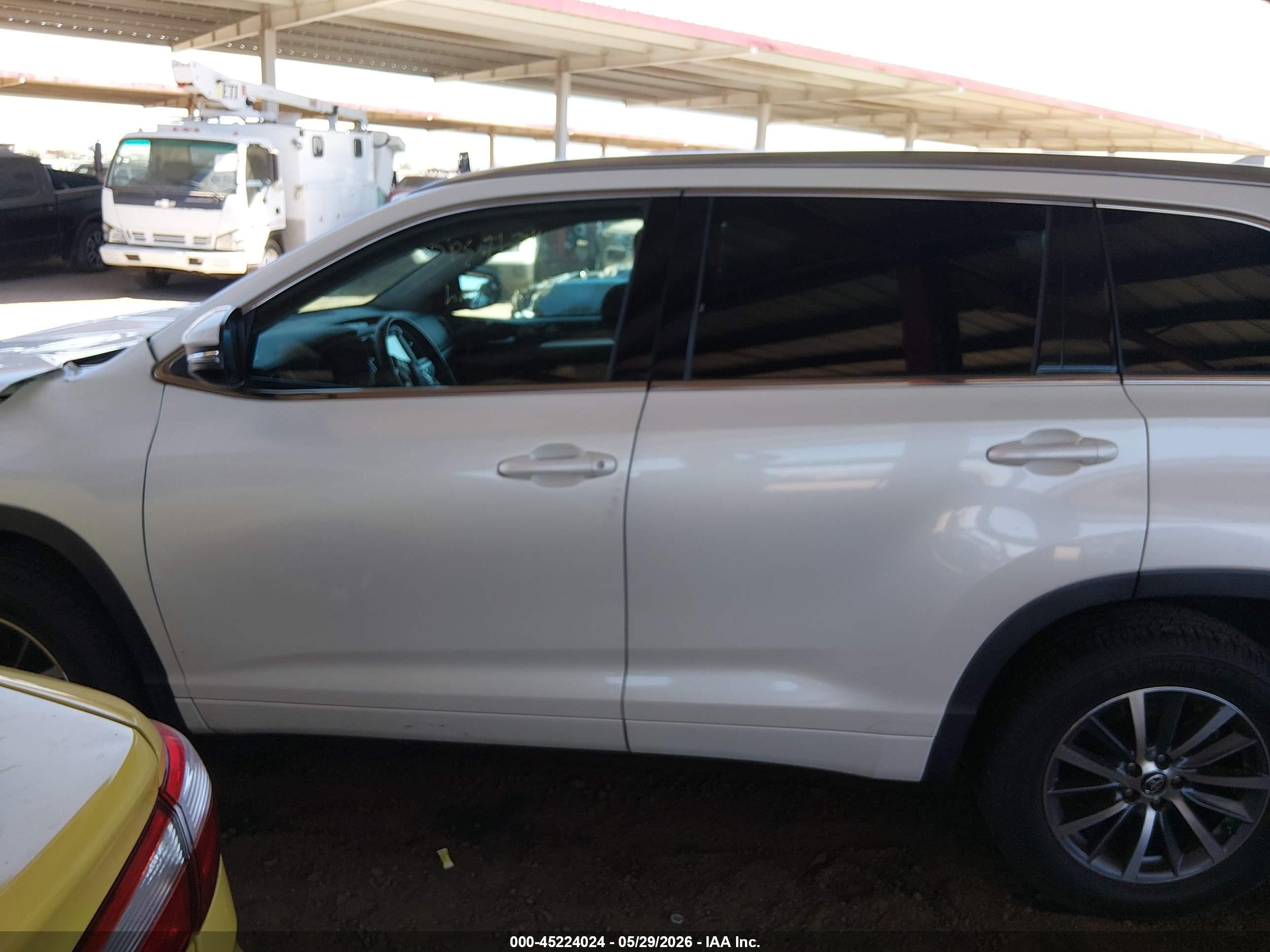2017 Toyota Highlander Xle White vin: 5TDKZRFH4HS525992