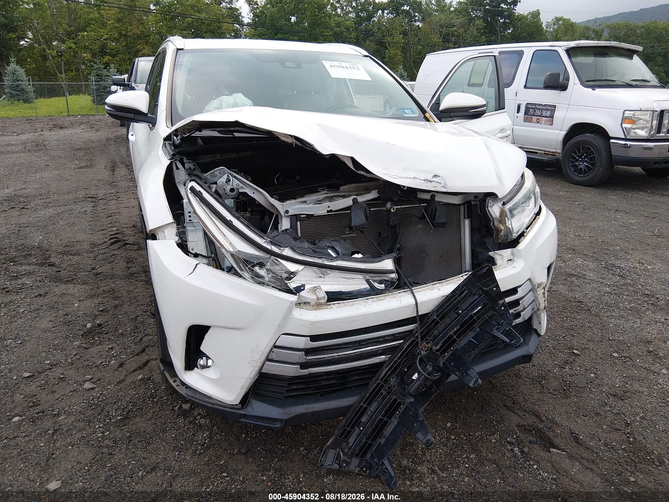 2018 Toyota Highlander Xle Белый vin: 5TDKZRFH5JS267245