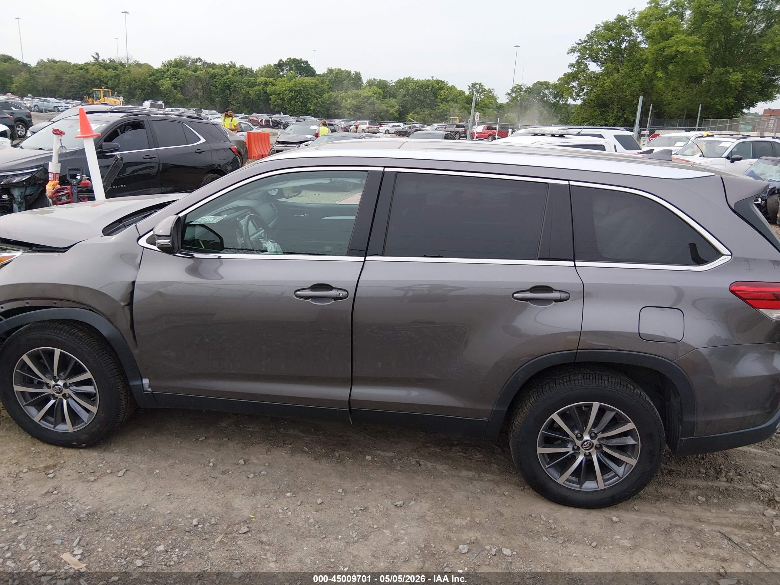 2019 Toyota Highlander Xle Серый vin: 5TDKZRFH7KS553096