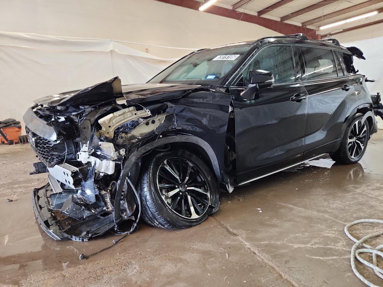 2022 Toyota Highlander Xse Black vin: 5TDLZRAH5NS110655 Damage: Hood, Severe Damage, Replacement Required