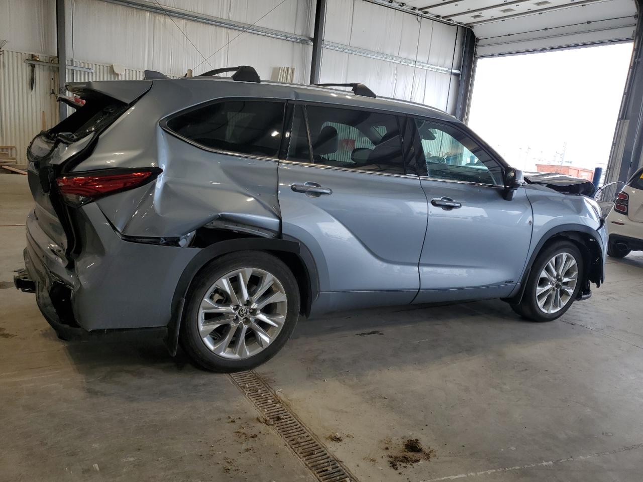 2023 Toyota Highlander Hybrid Limited Blue vin: 5TDXBRCH1PS586519