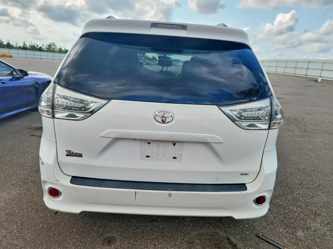 2011 Toyota Sienna Sport White vin: 5TDXK3DC0BS075490