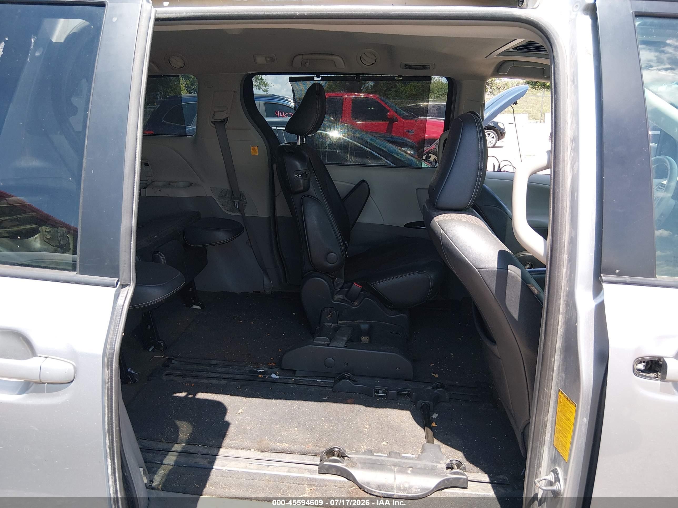 2011 Toyota Sienna Se Серебряный vin: 5TDXK3DC0BS167473