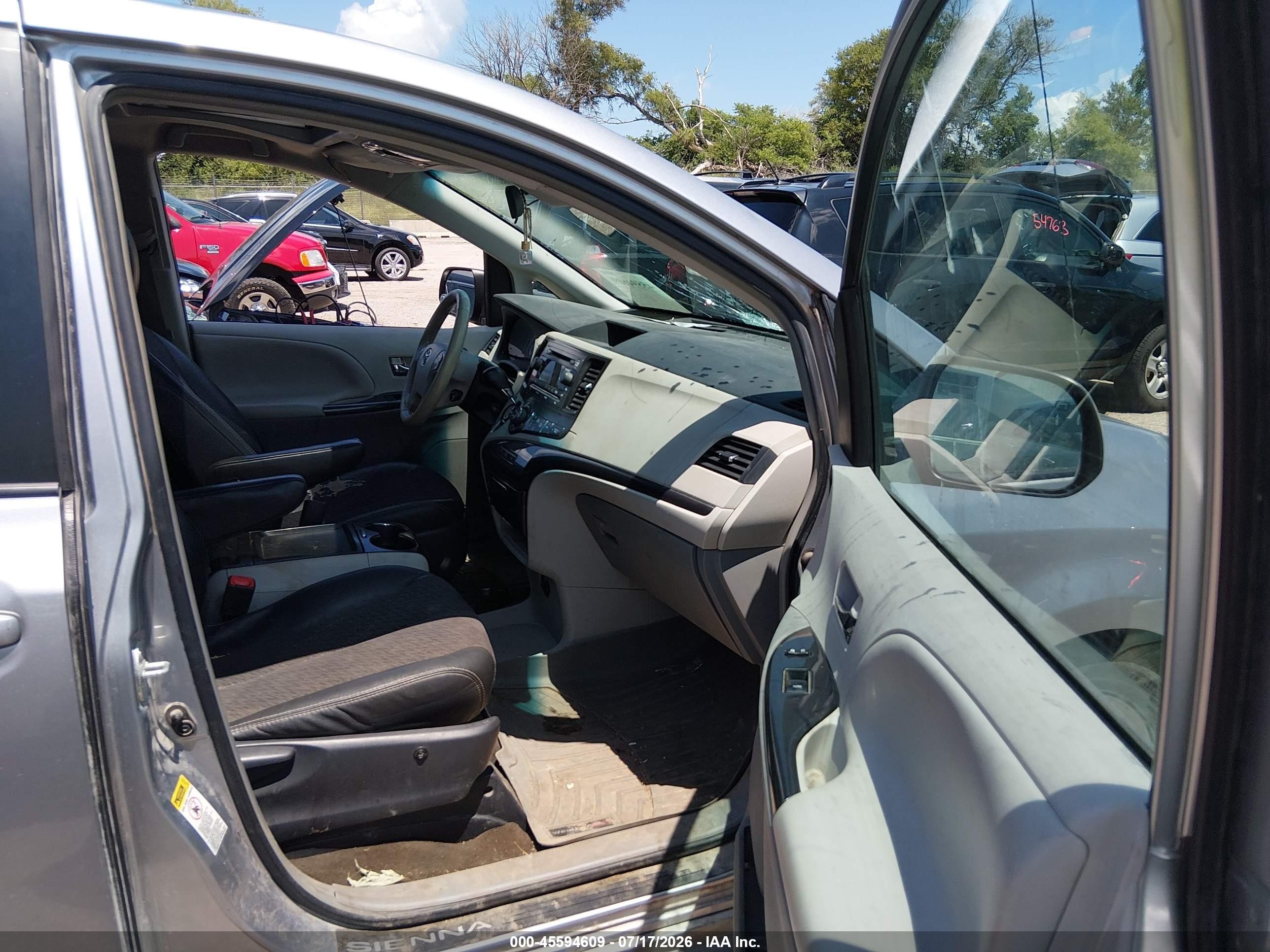 2011 Toyota Sienna Se Серебряный vin: 5TDXK3DC0BS167473