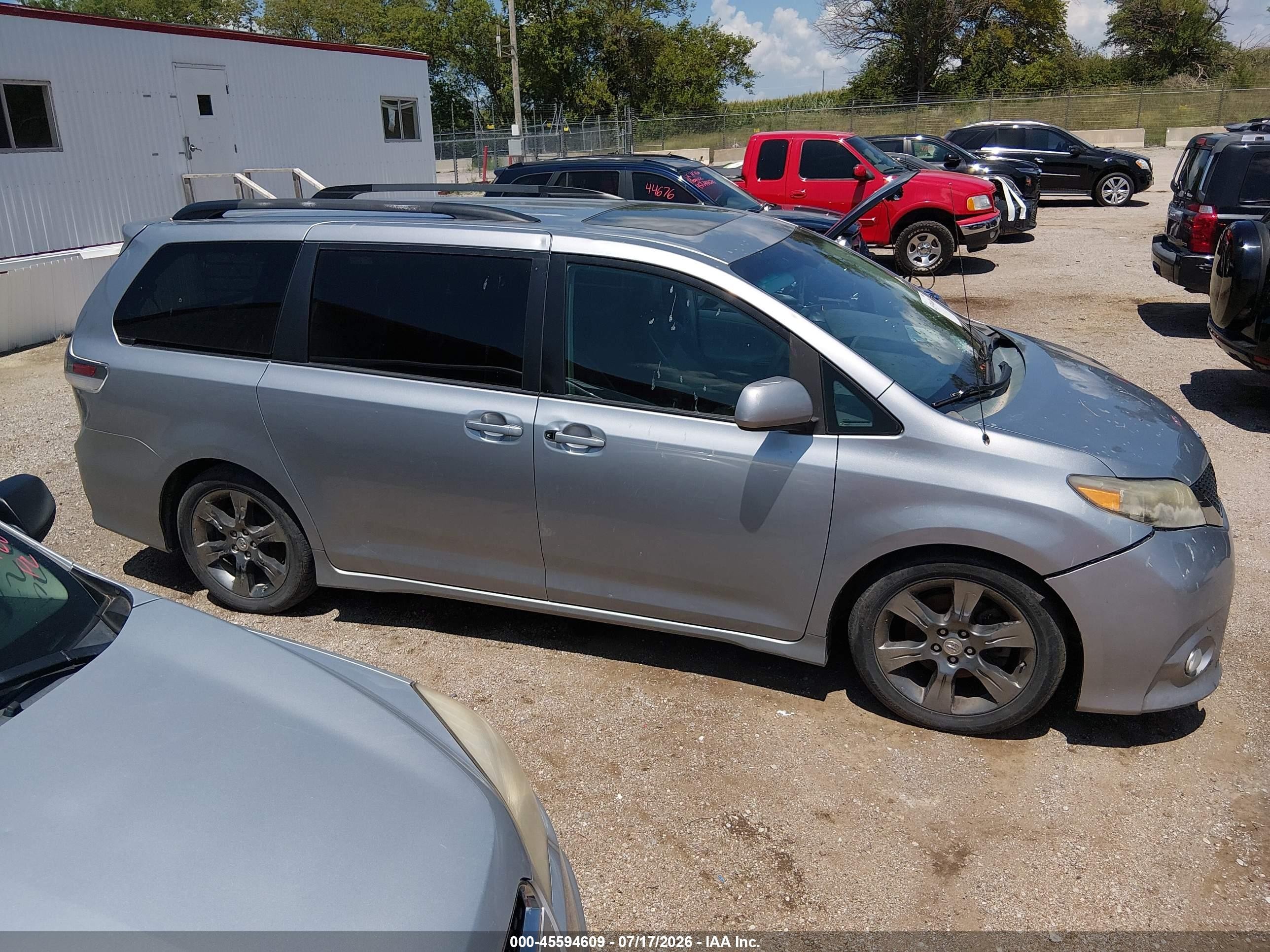 2011 Toyota Sienna Se Серебряный vin: 5TDXK3DC0BS167473