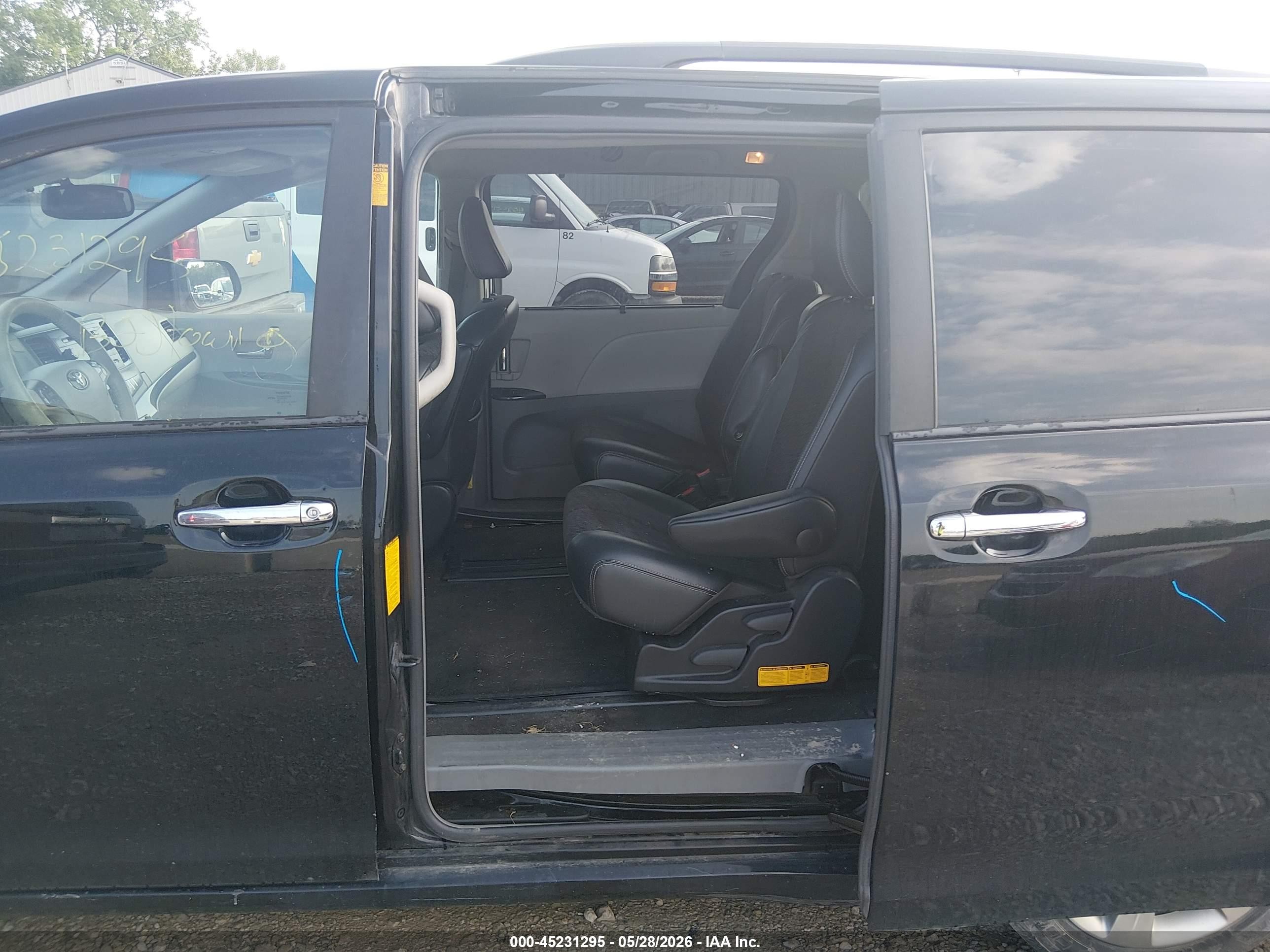 2013 Toyota Sienna Se 8 Passenger Black vin: 5TDXK3DC0DS303605
