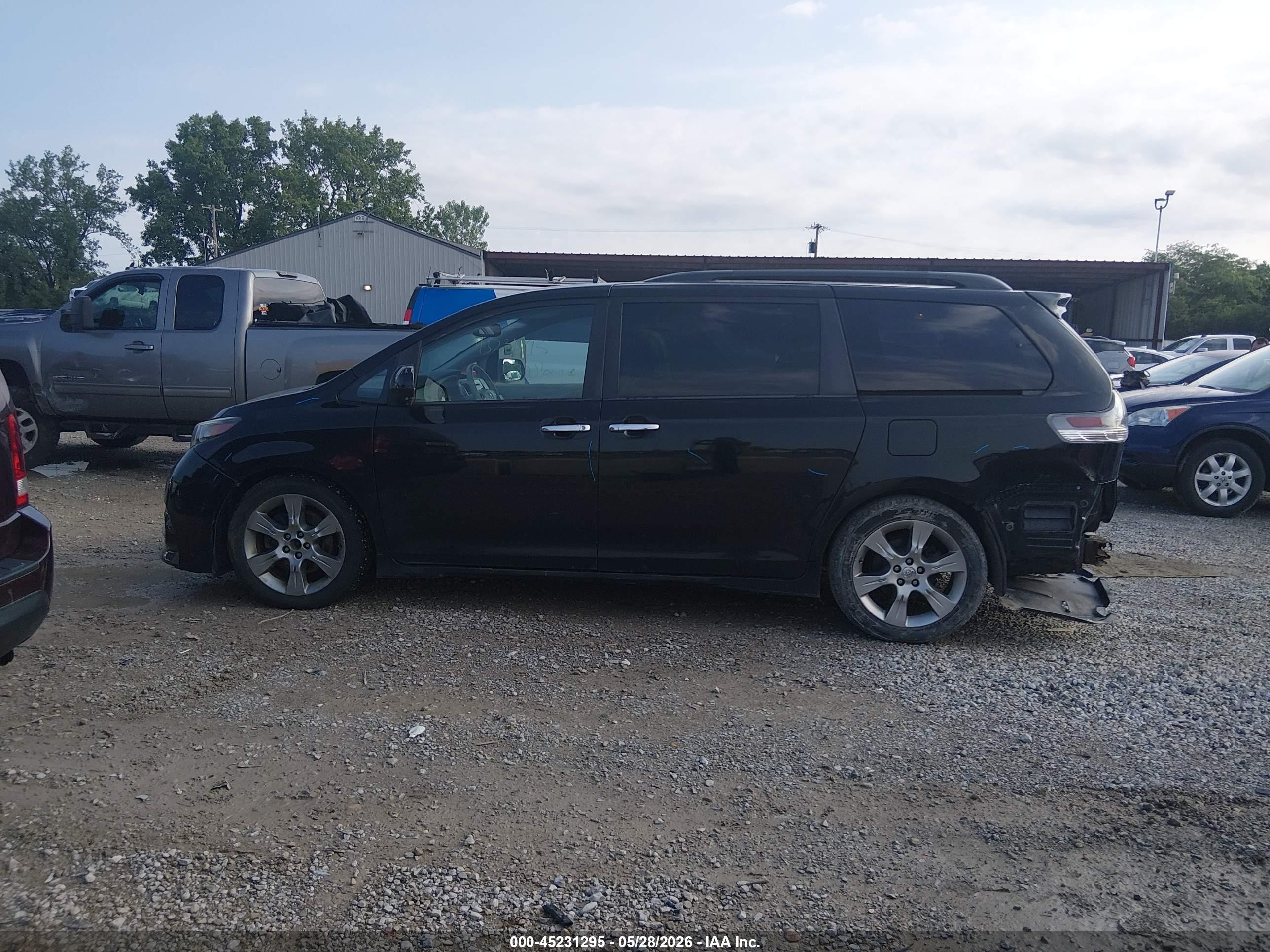 2013 Toyota Sienna Se 8 Passenger Black vin: 5TDXK3DC0DS303605