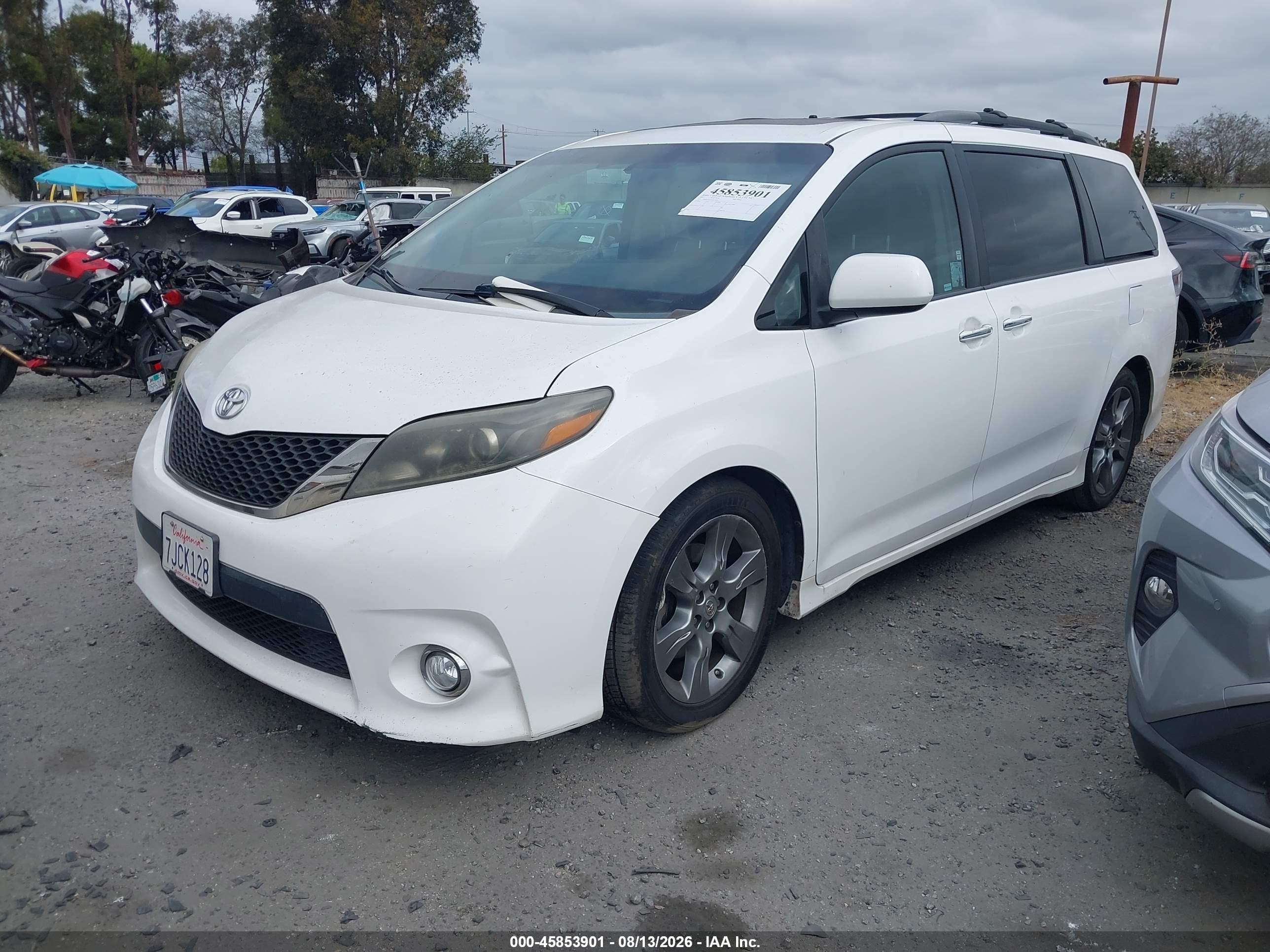 2015 Toyota Sienna Se 8 Passenger White vin: 5TDXK3DC0FS535480