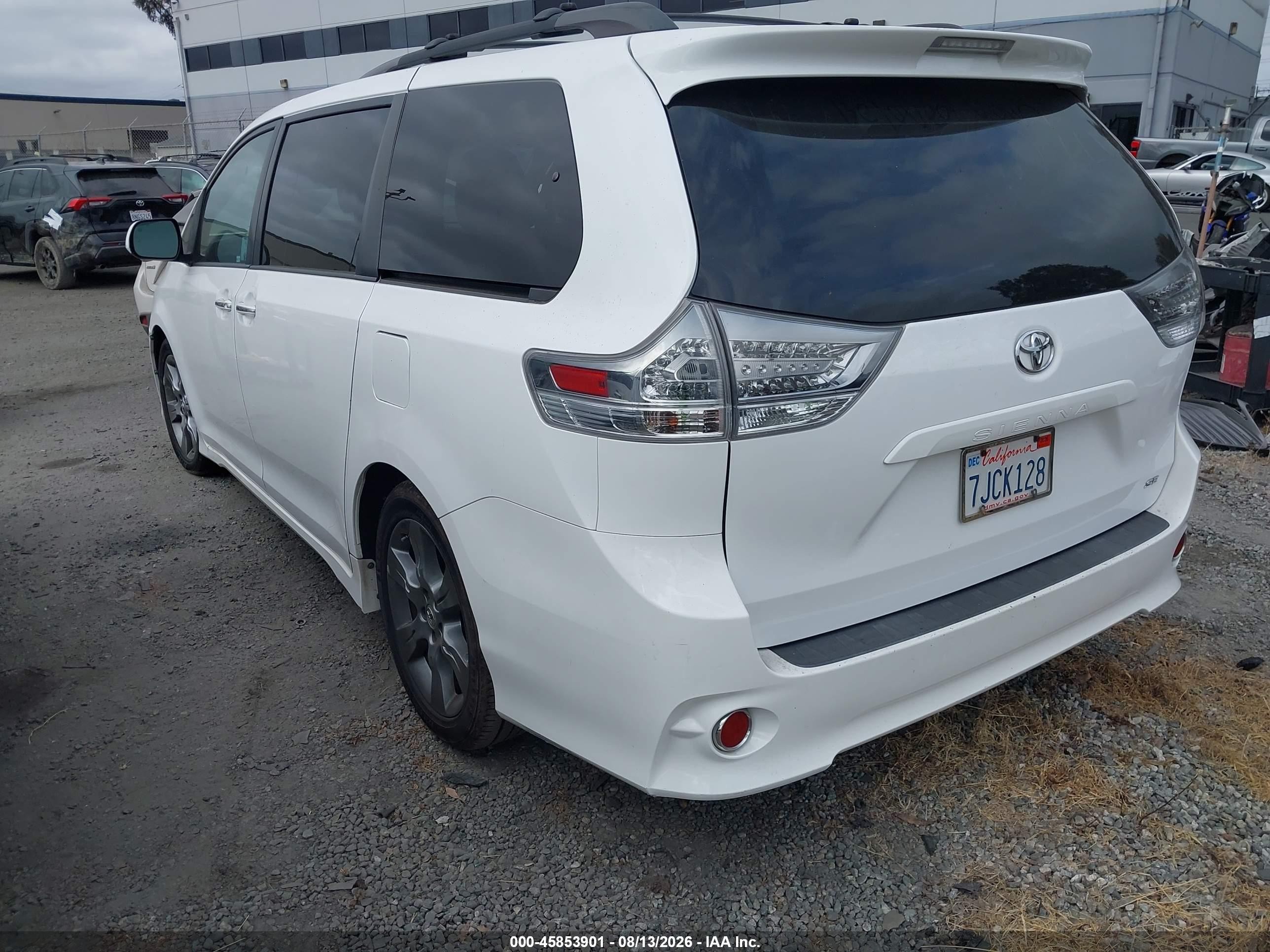 2015 Toyota Sienna Se 8 Passenger White vin: 5TDXK3DC0FS535480