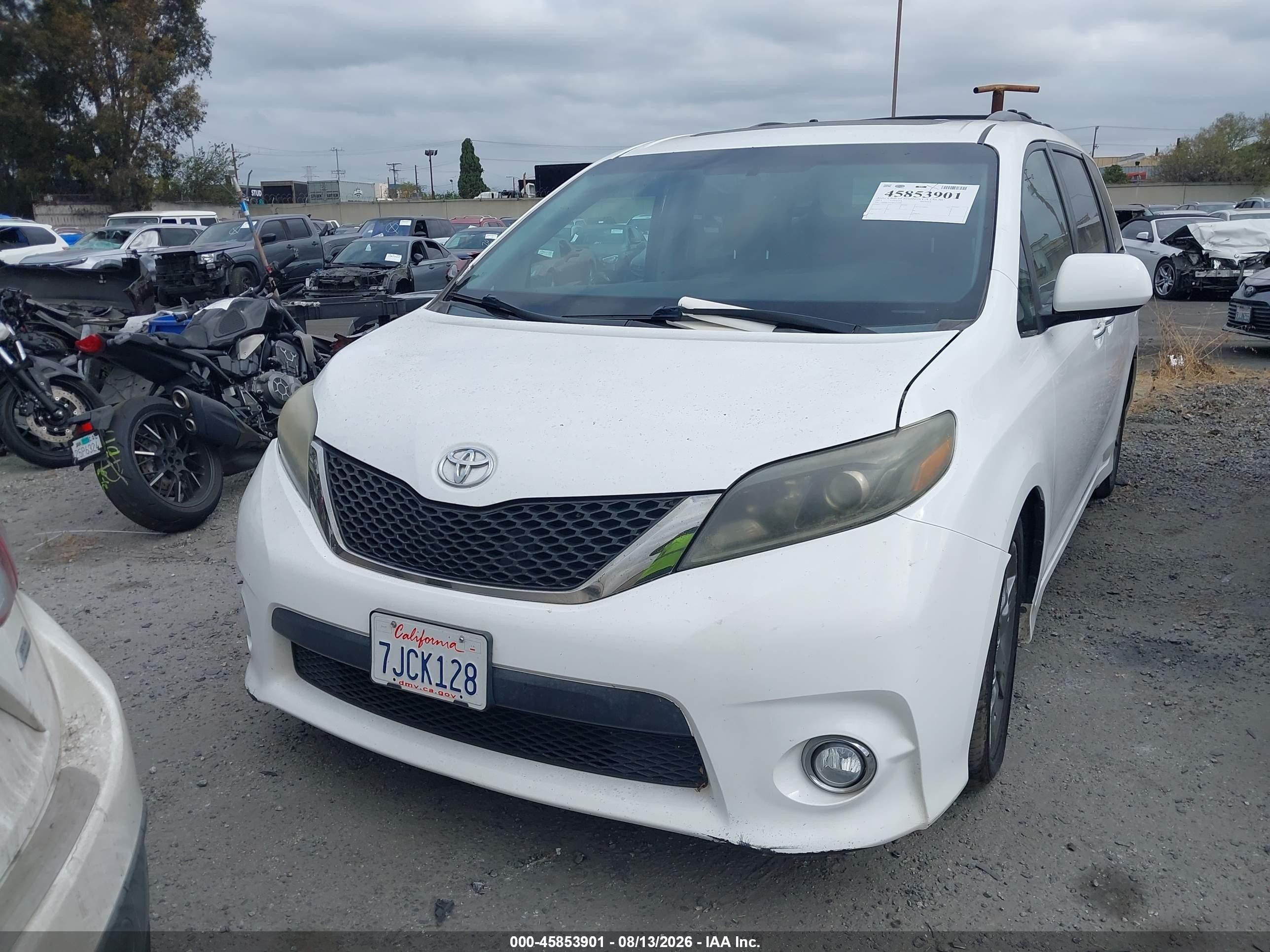 2015 Toyota Sienna Se 8 Passenger White vin: 5TDXK3DC0FS535480