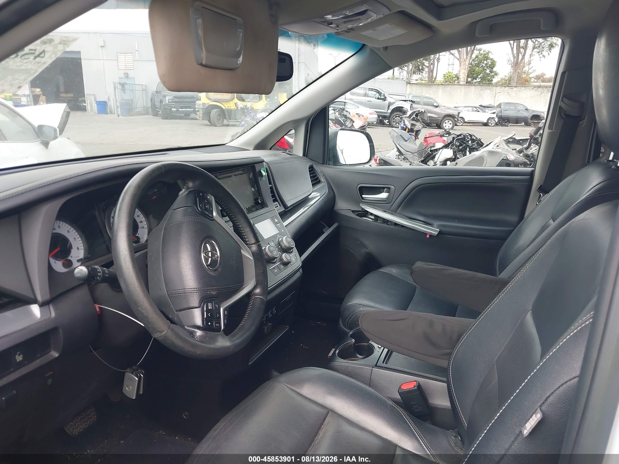 2015 Toyota Sienna Se 8 Passenger White vin: 5TDXK3DC0FS535480
