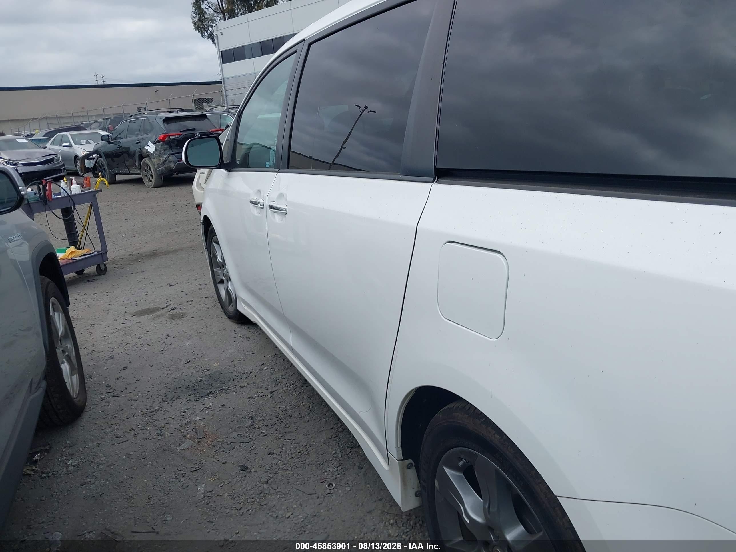 2015 Toyota Sienna Se 8 Passenger White vin: 5TDXK3DC0FS535480