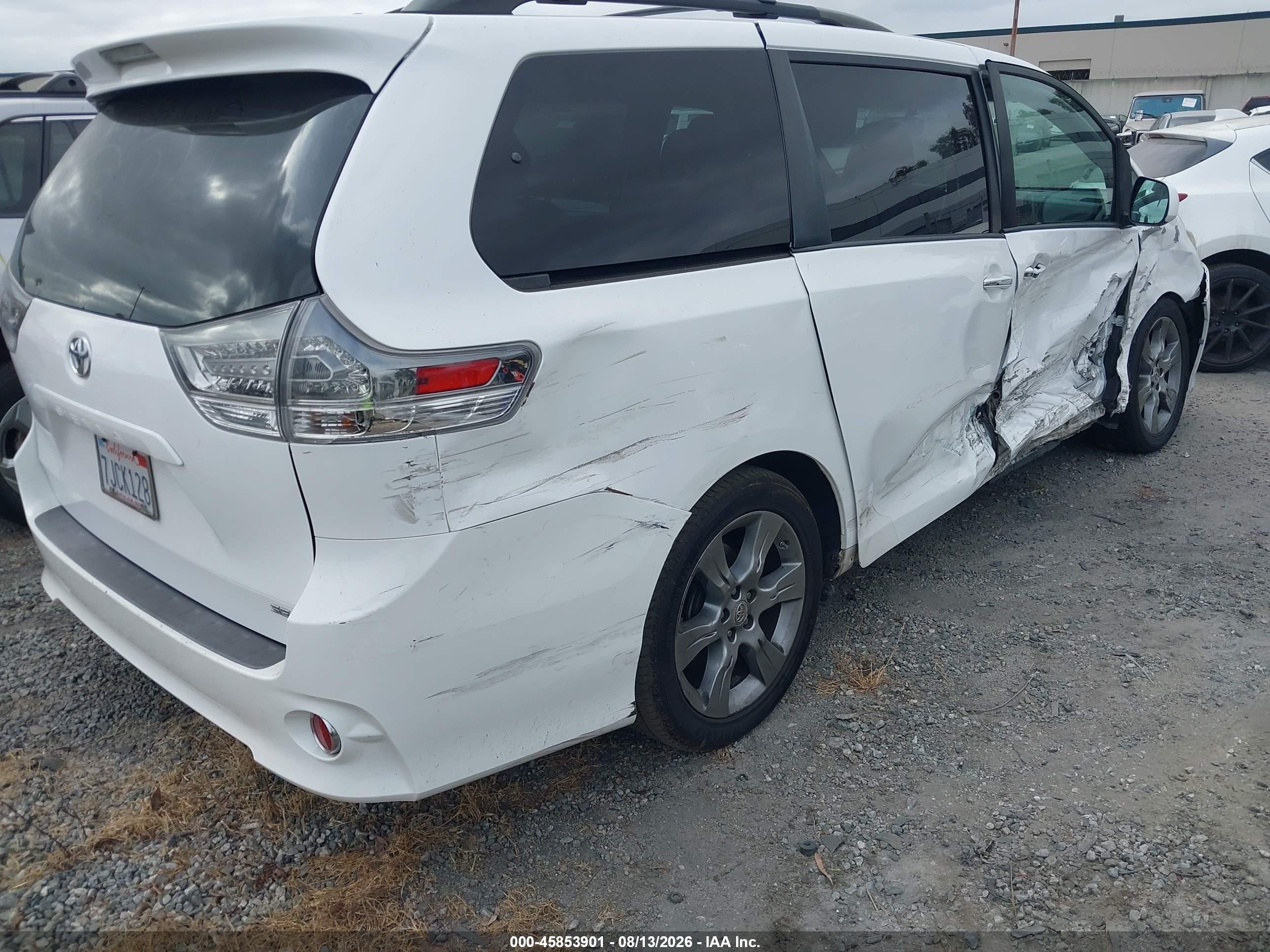 2015 Toyota Sienna Se 8 Passenger White vin: 5TDXK3DC0FS535480