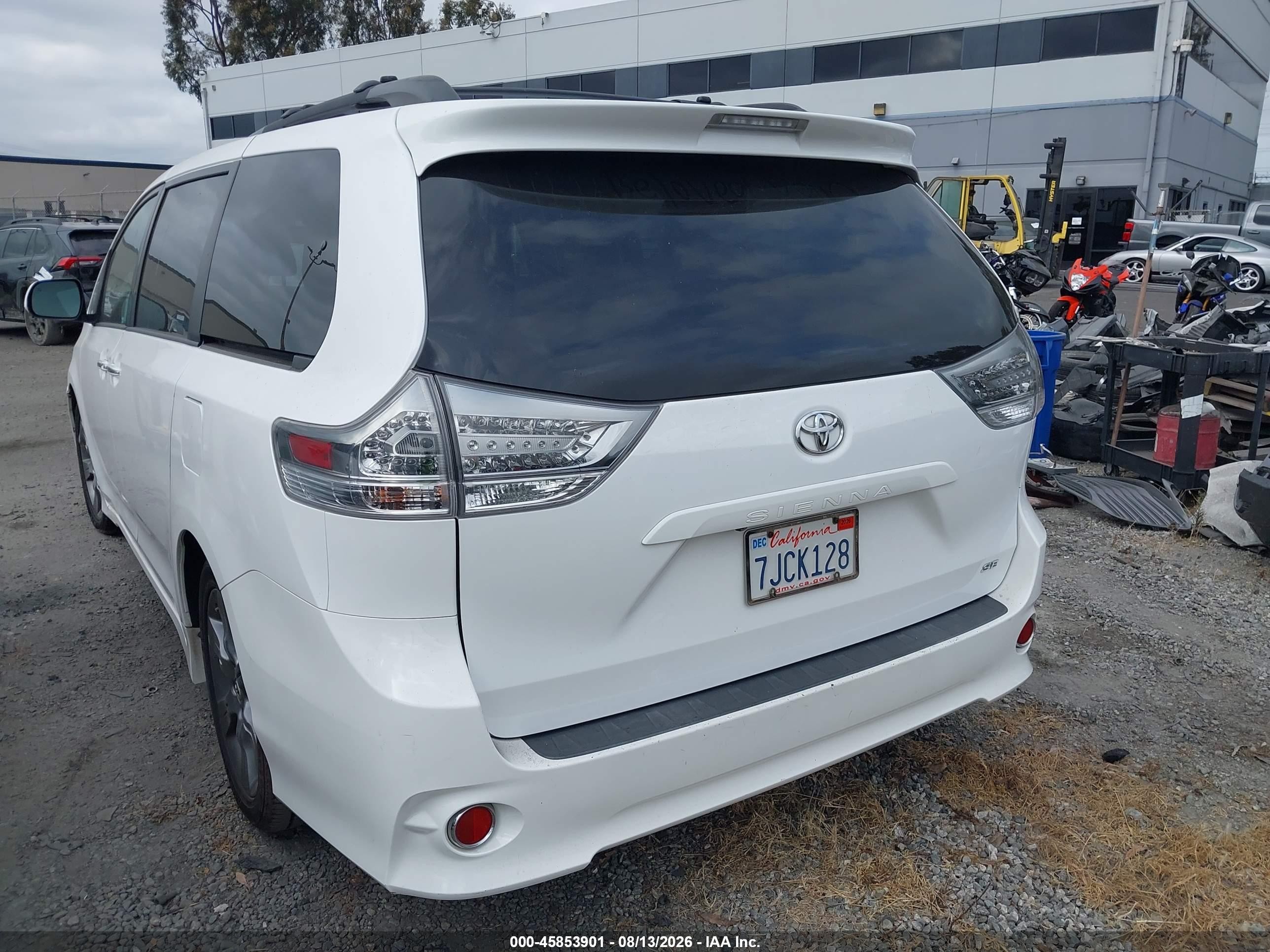 2015 Toyota Sienna Se 8 Passenger White vin: 5TDXK3DC0FS535480