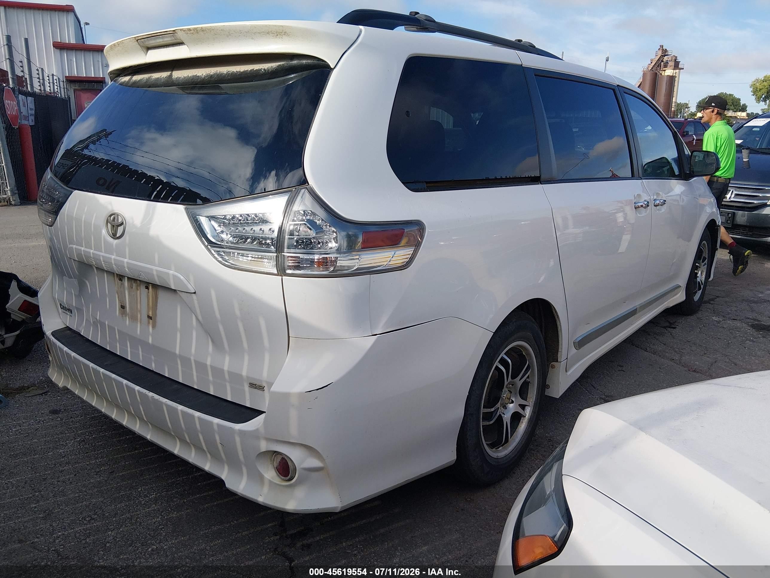 2015 Toyota Sienna Se 8 Passenger White vin: 5TDXK3DC0FS620058