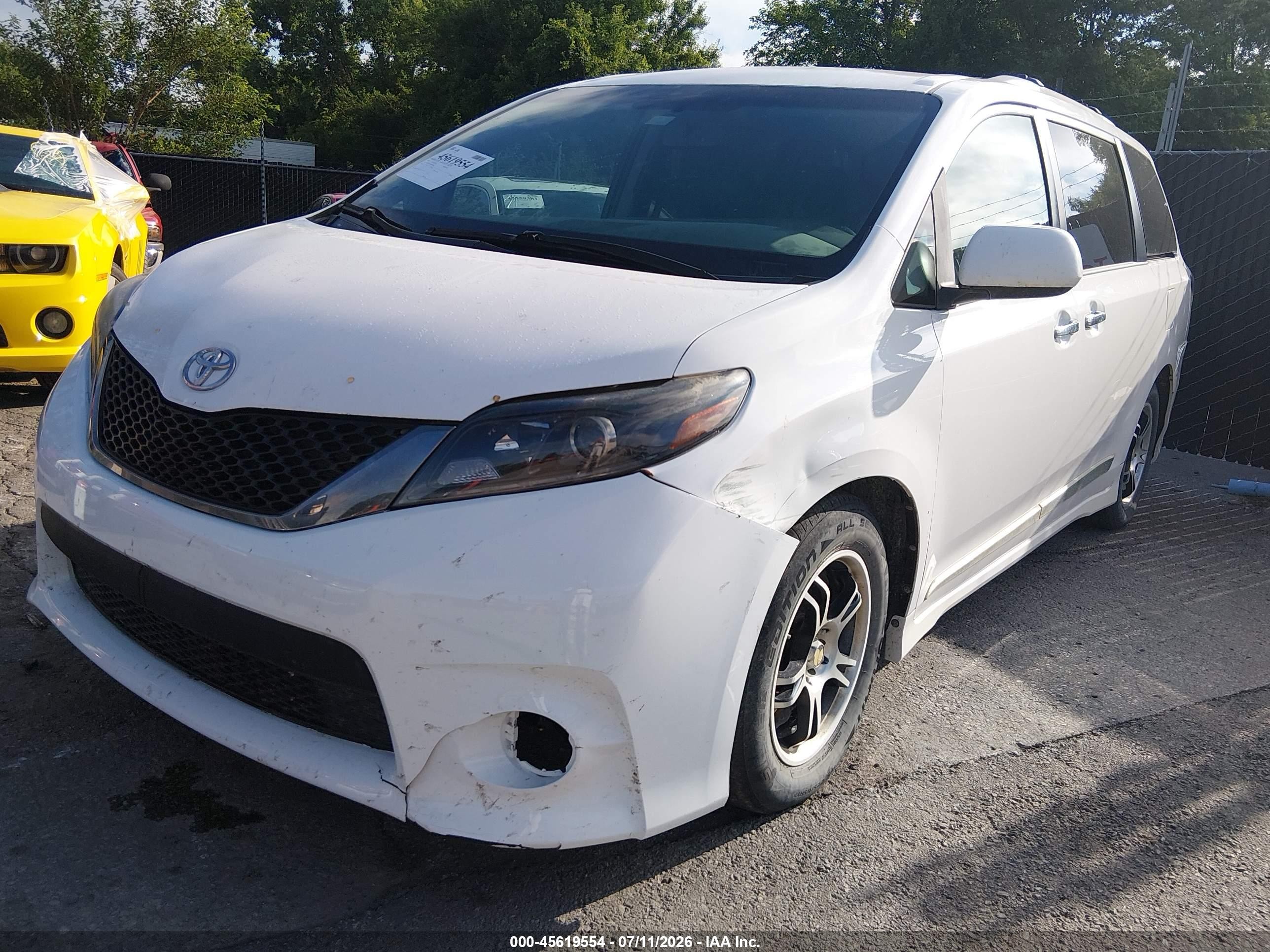 2015 Toyota Sienna Se 8 Passenger White vin: 5TDXK3DC0FS620058