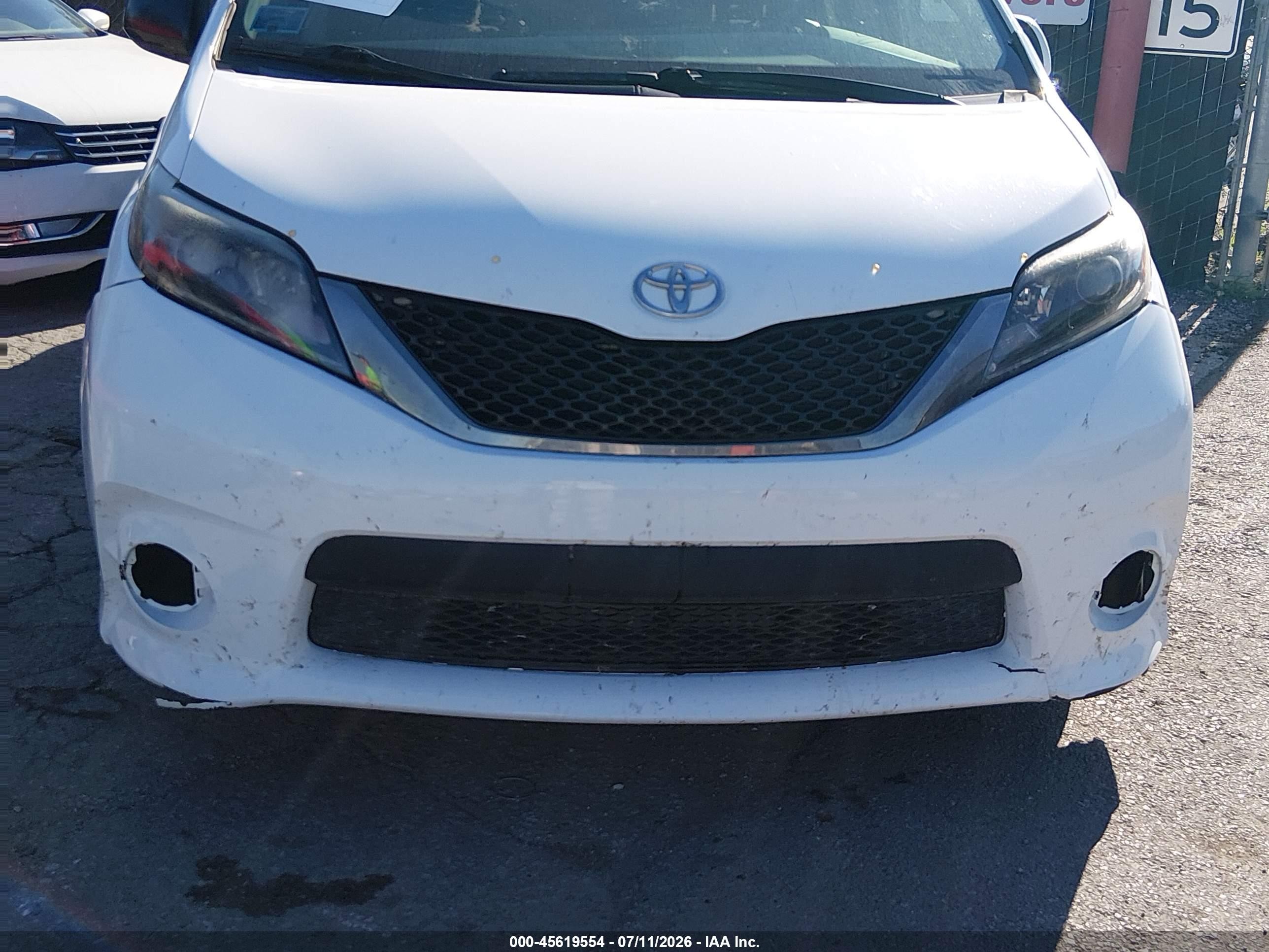 2015 Toyota Sienna Se 8 Passenger White vin: 5TDXK3DC0FS620058