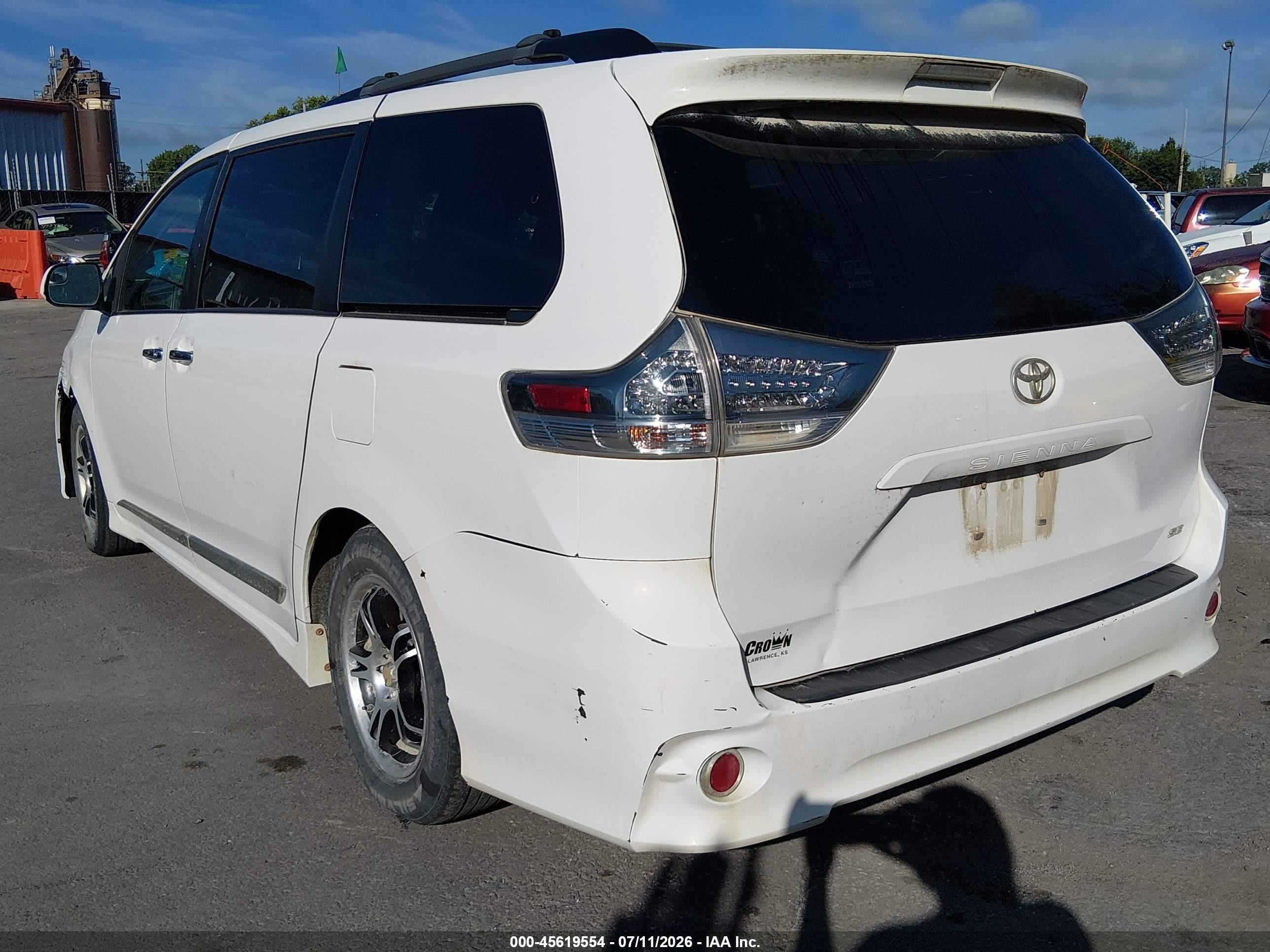 2015 Toyota Sienna Se 8 Passenger White vin: 5TDXK3DC0FS620058