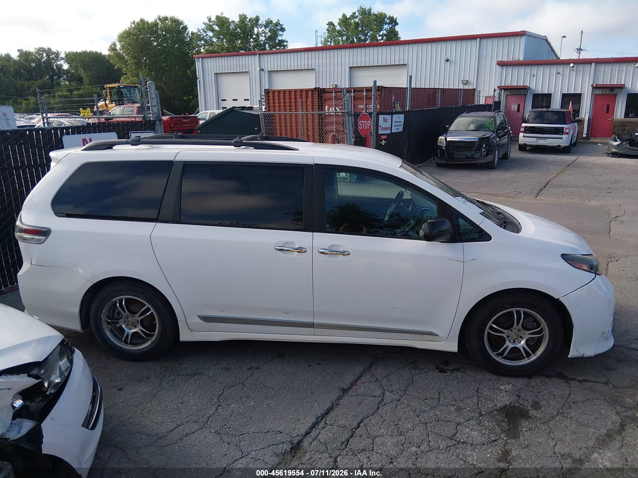 2015 Toyota Sienna Se 8 Passenger White vin: 5TDXK3DC0FS620058
