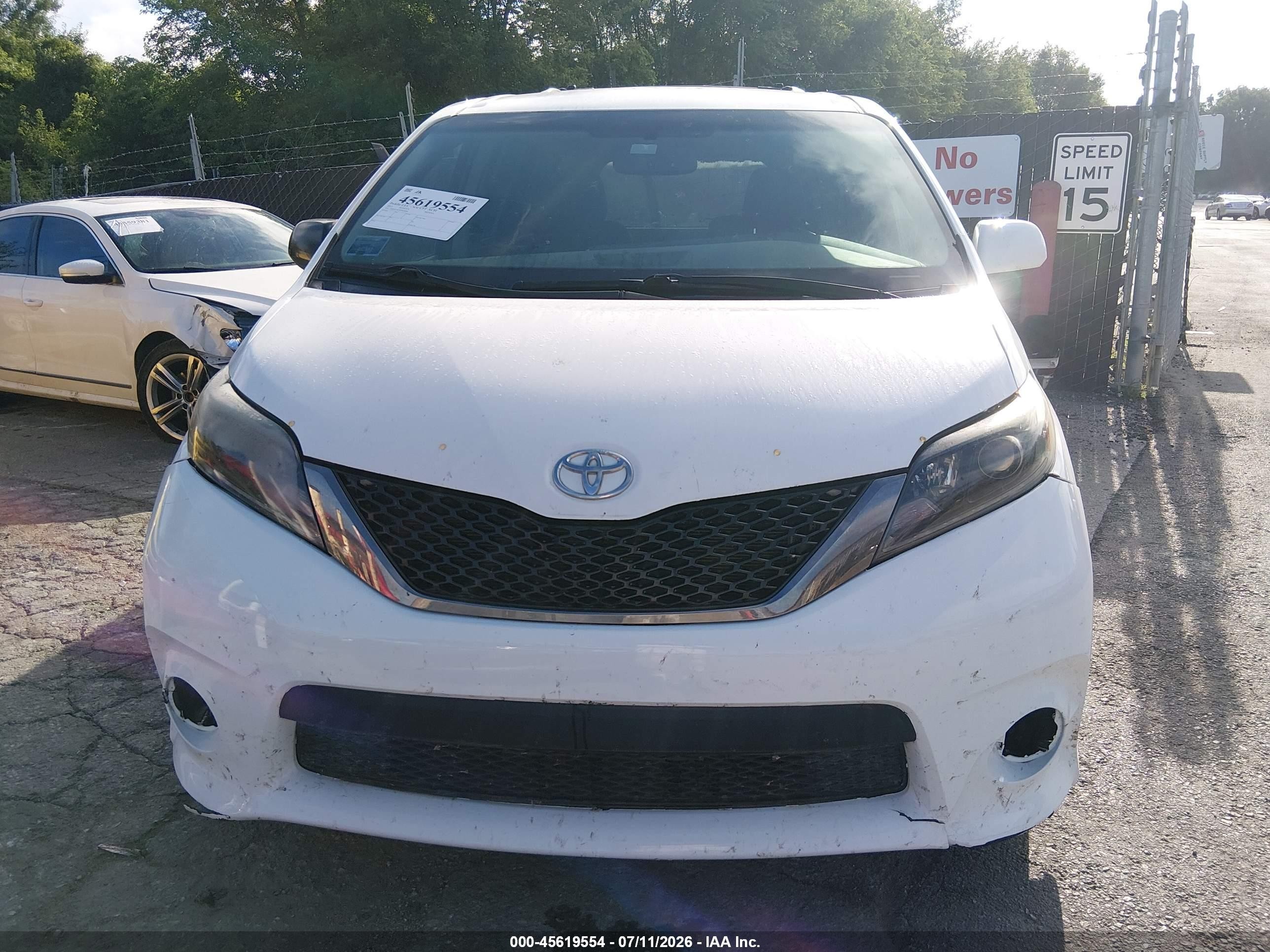2015 Toyota Sienna Se 8 Passenger White vin: 5TDXK3DC0FS620058
