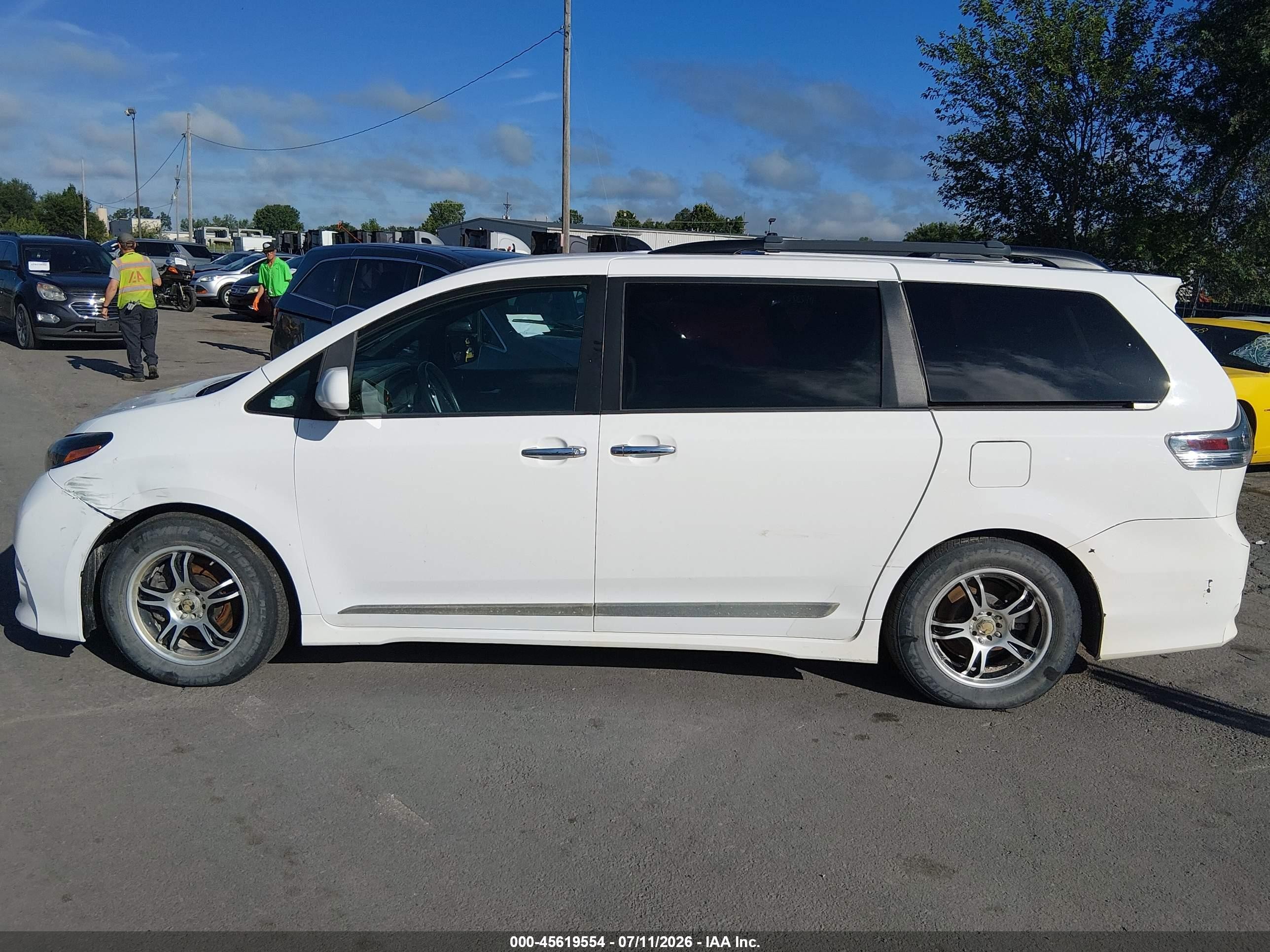 2015 Toyota Sienna Se 8 Passenger White vin: 5TDXK3DC0FS620058