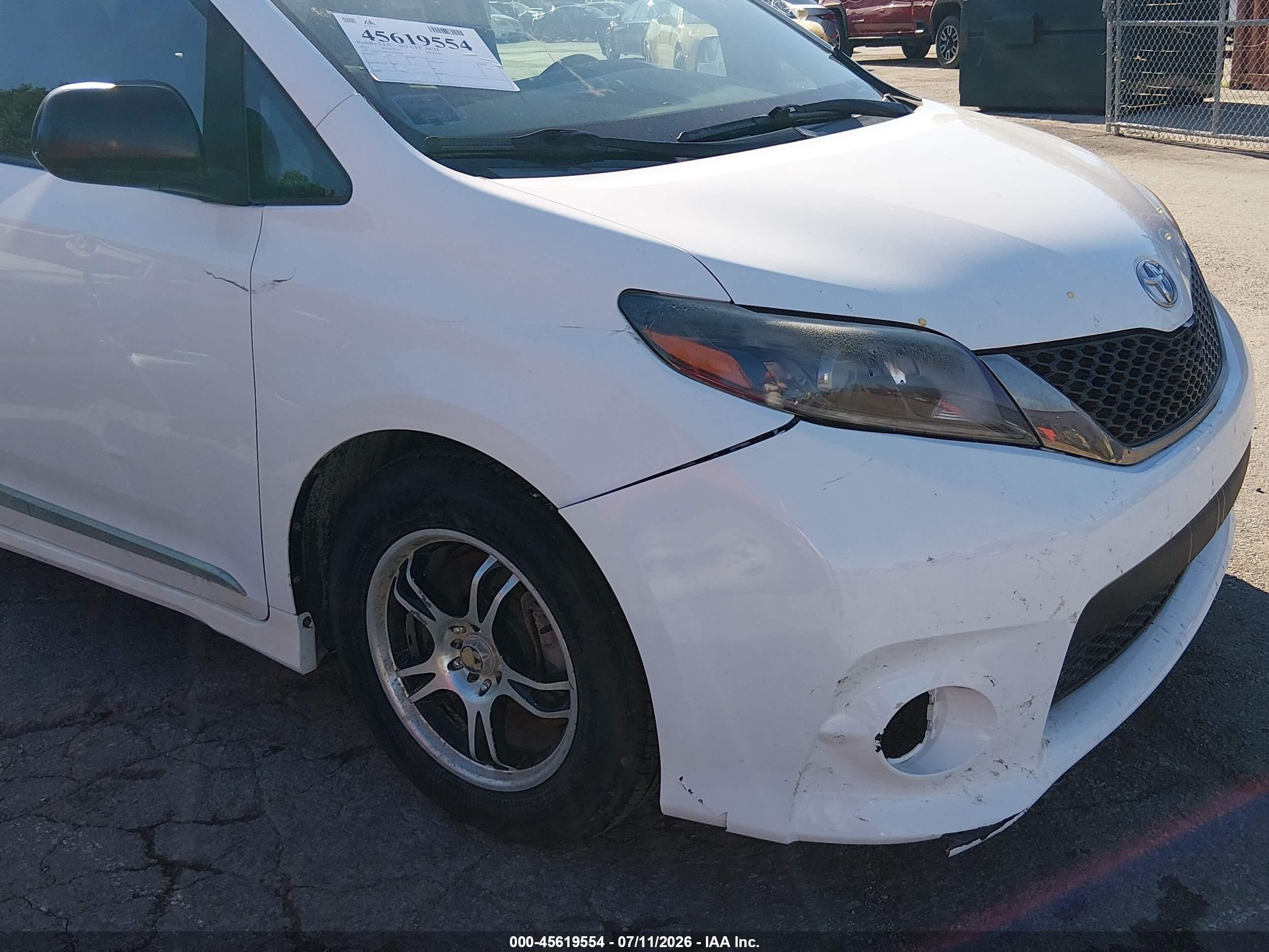 2015 Toyota Sienna Se 8 Passenger White vin: 5TDXK3DC0FS620058