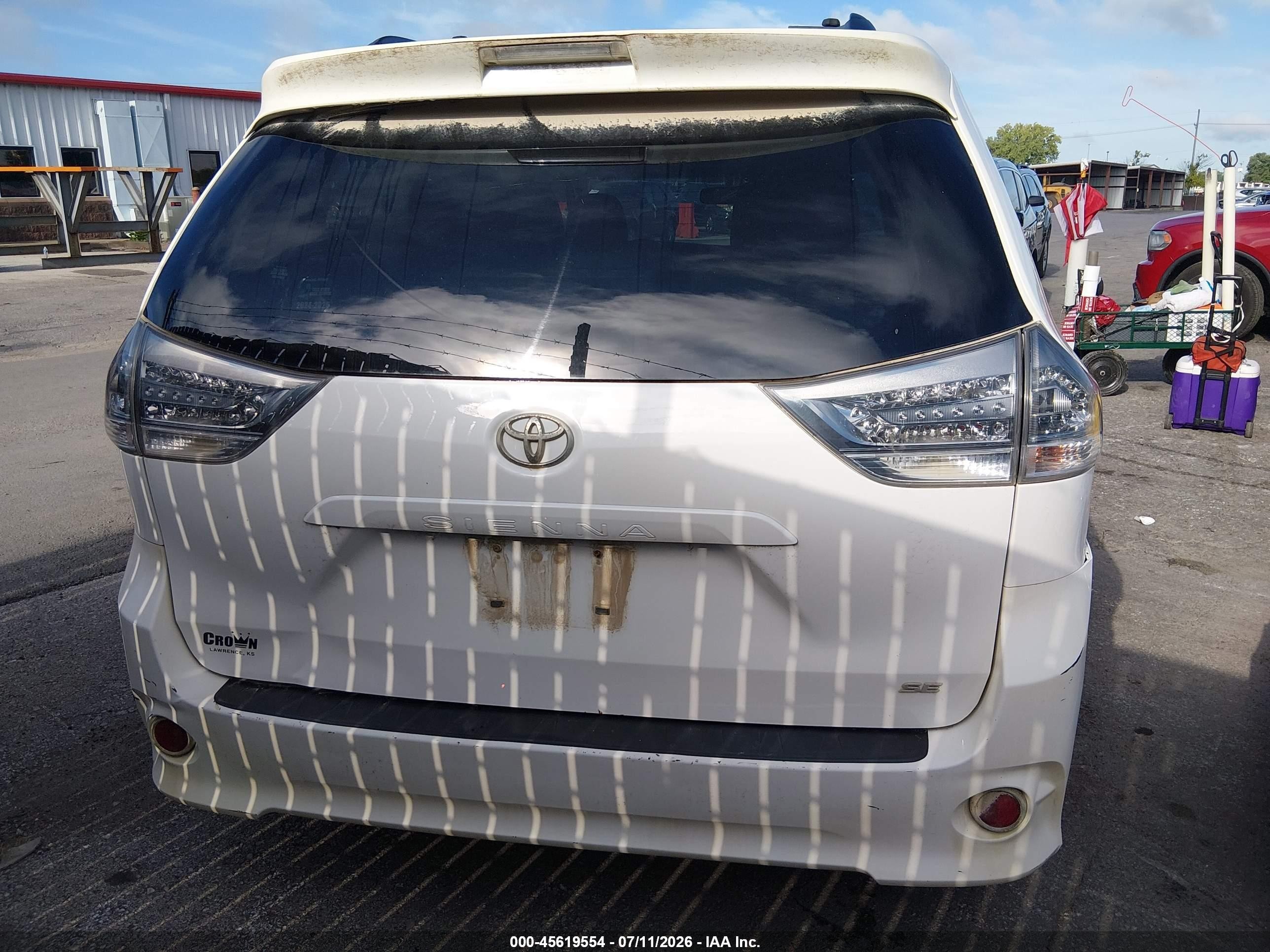 2015 Toyota Sienna Se 8 Passenger White vin: 5TDXK3DC0FS620058