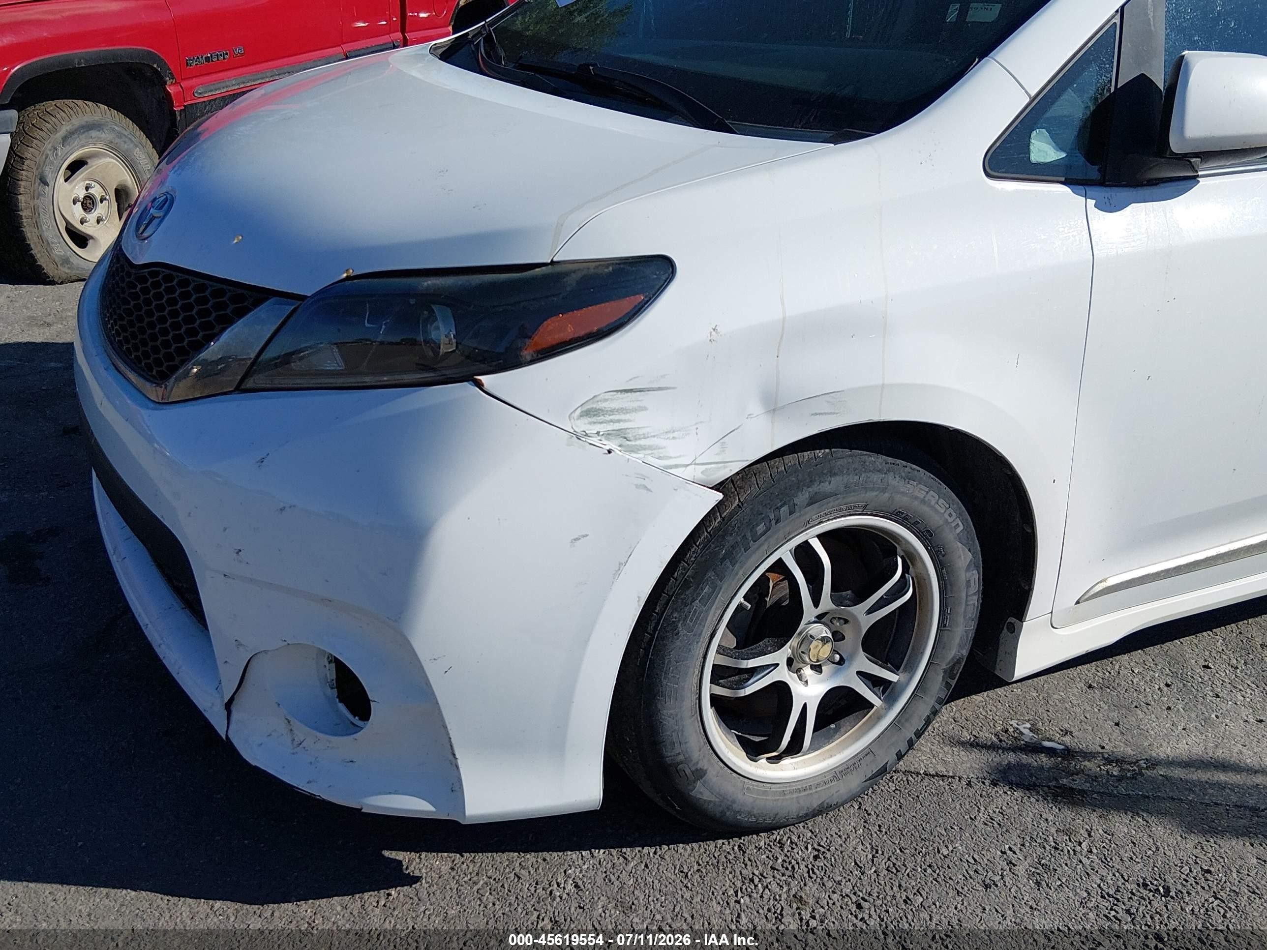 2015 Toyota Sienna Se 8 Passenger White vin: 5TDXK3DC0FS620058