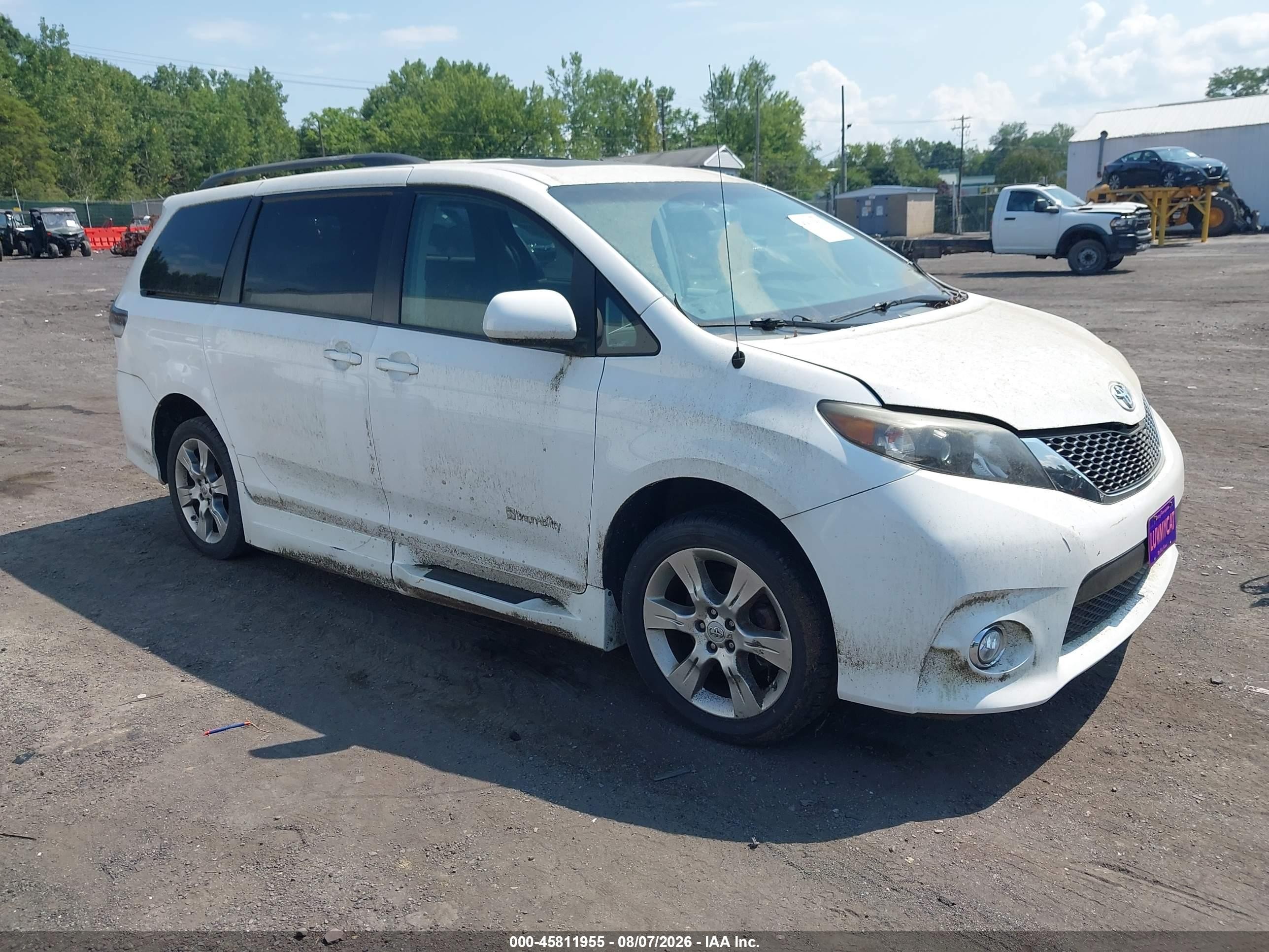 2012 Toyota Sienna Se 8 Passenger White vin: 5TDXK3DC1CS271861