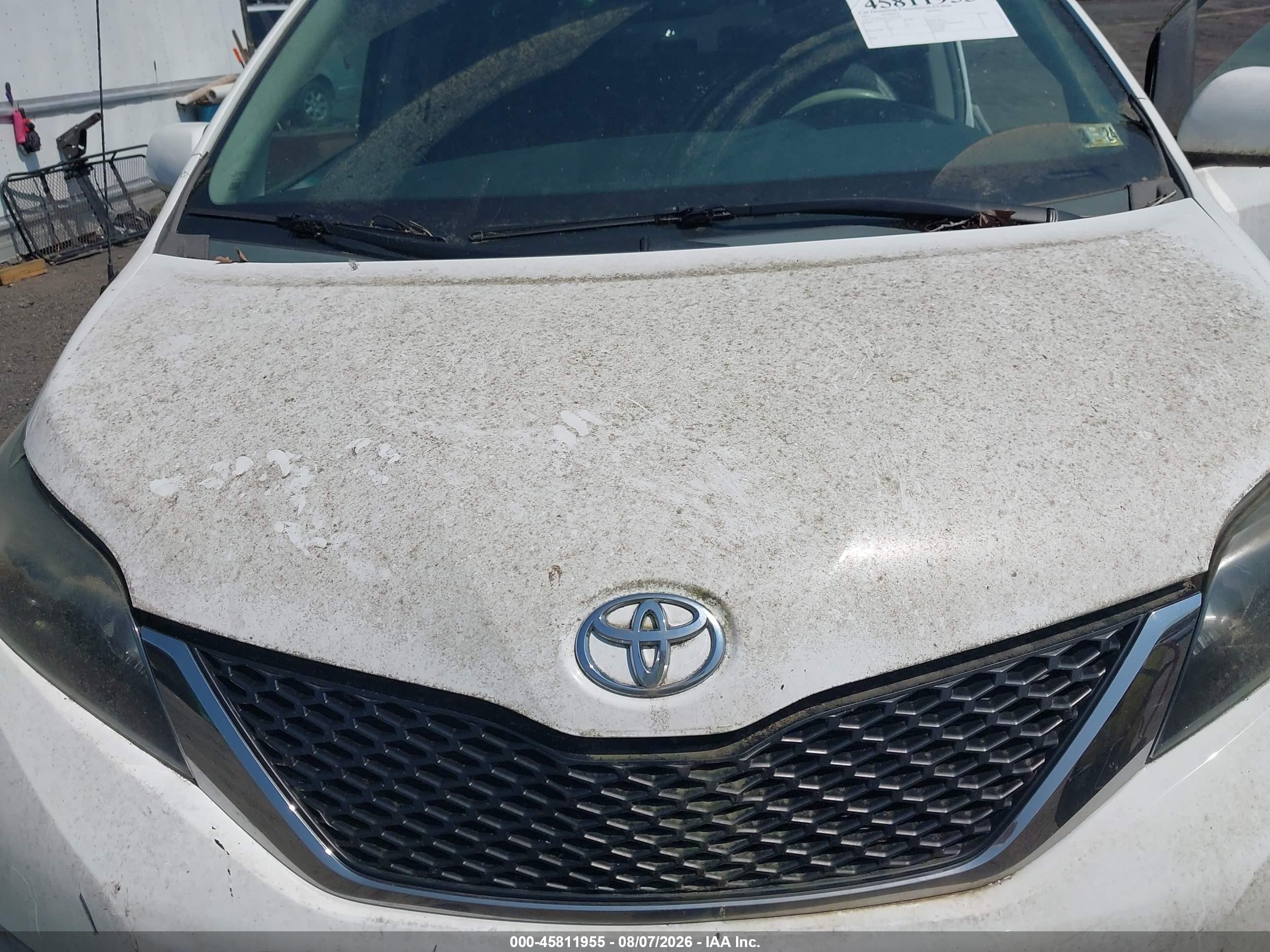 2012 Toyota Sienna Se 8 Passenger White vin: 5TDXK3DC1CS271861