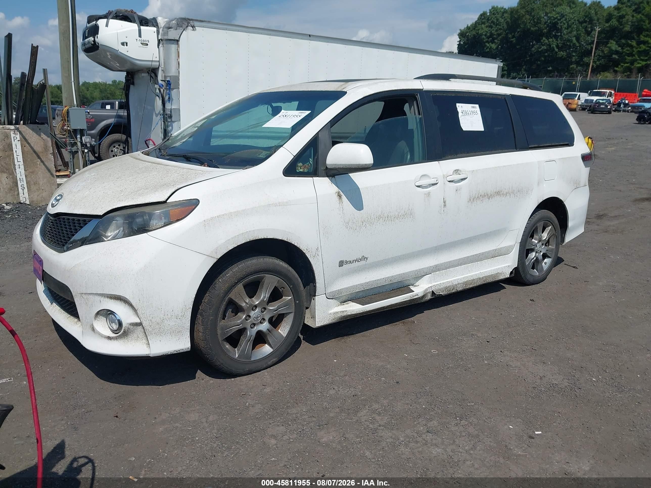 2012 Toyota Sienna Se 8 Passenger White vin: 5TDXK3DC1CS271861