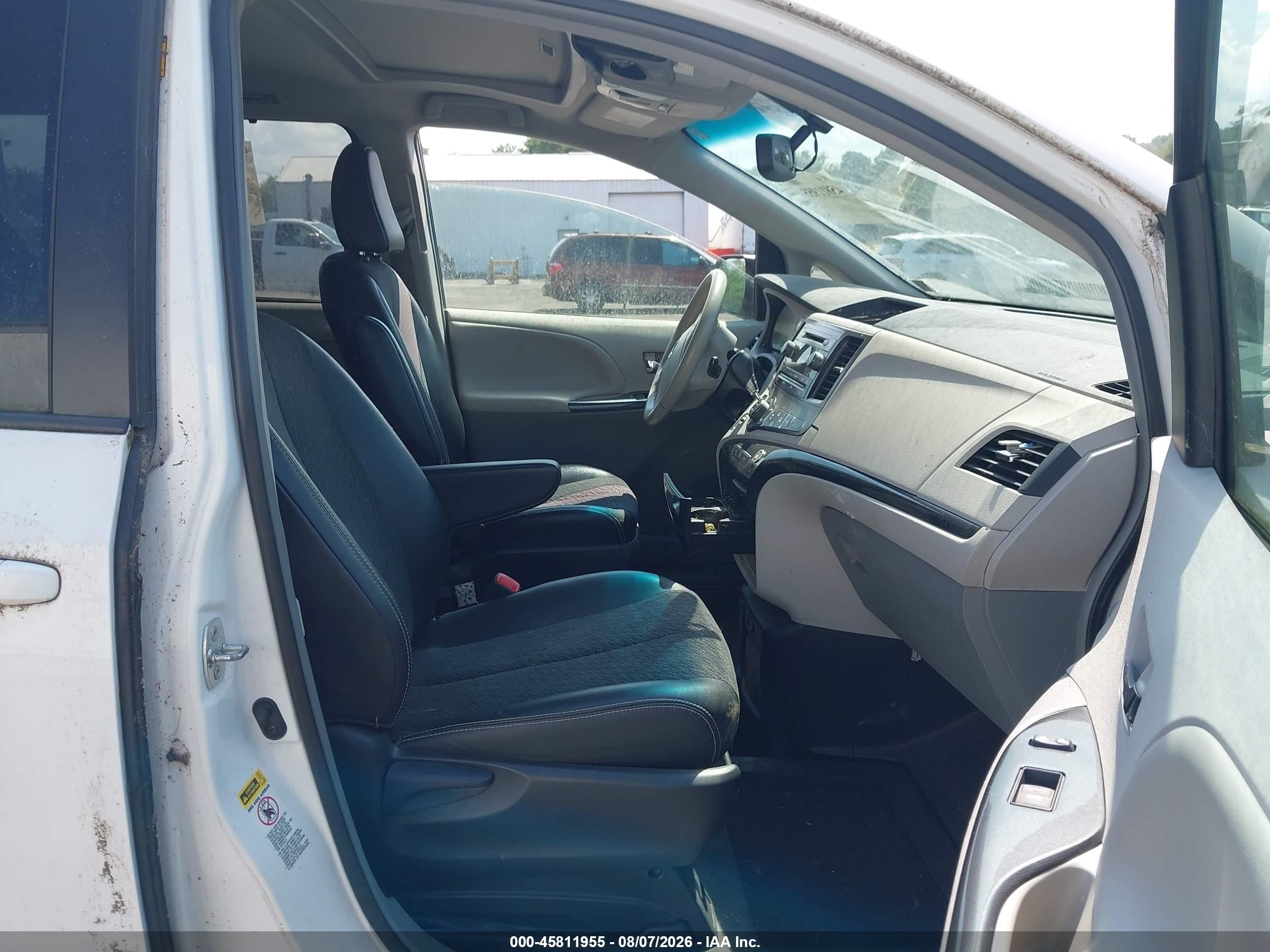 2012 Toyota Sienna Se 8 Passenger White vin: 5TDXK3DC1CS271861