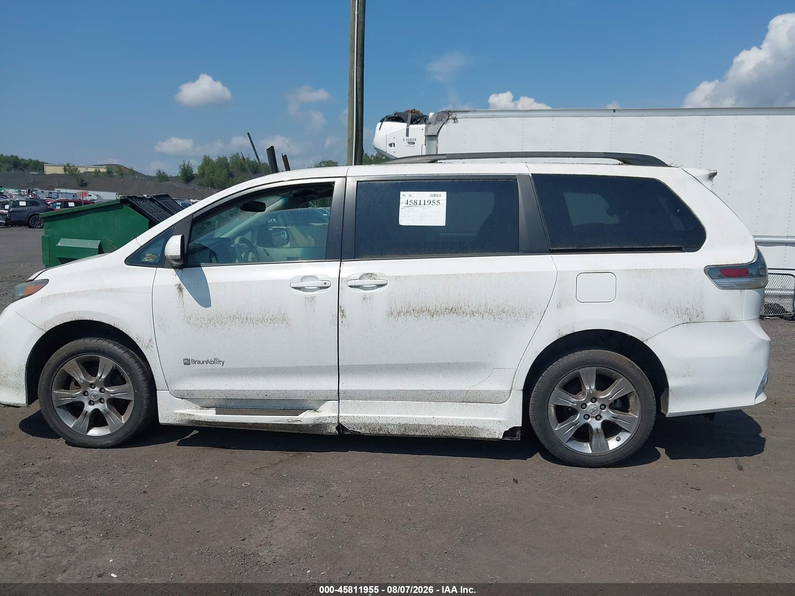 2012 Toyota Sienna Se 8 Passenger White vin: 5TDXK3DC1CS271861