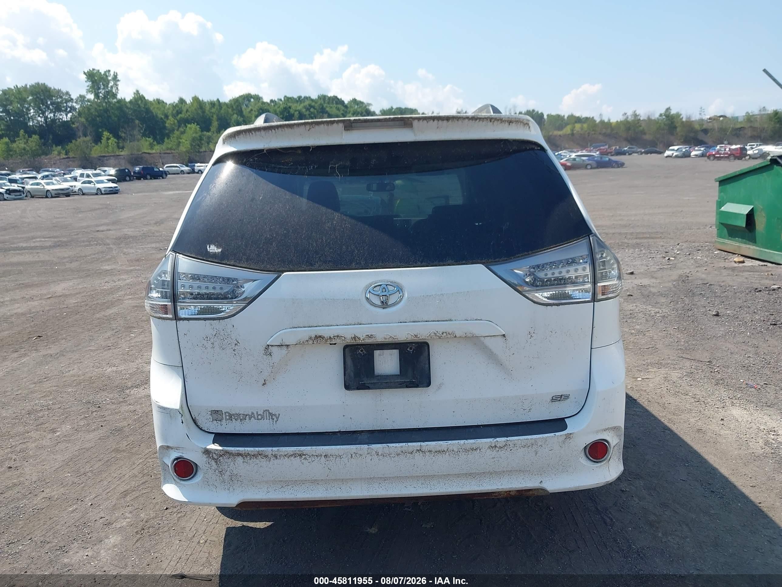 2012 Toyota Sienna Se 8 Passenger White vin: 5TDXK3DC1CS271861