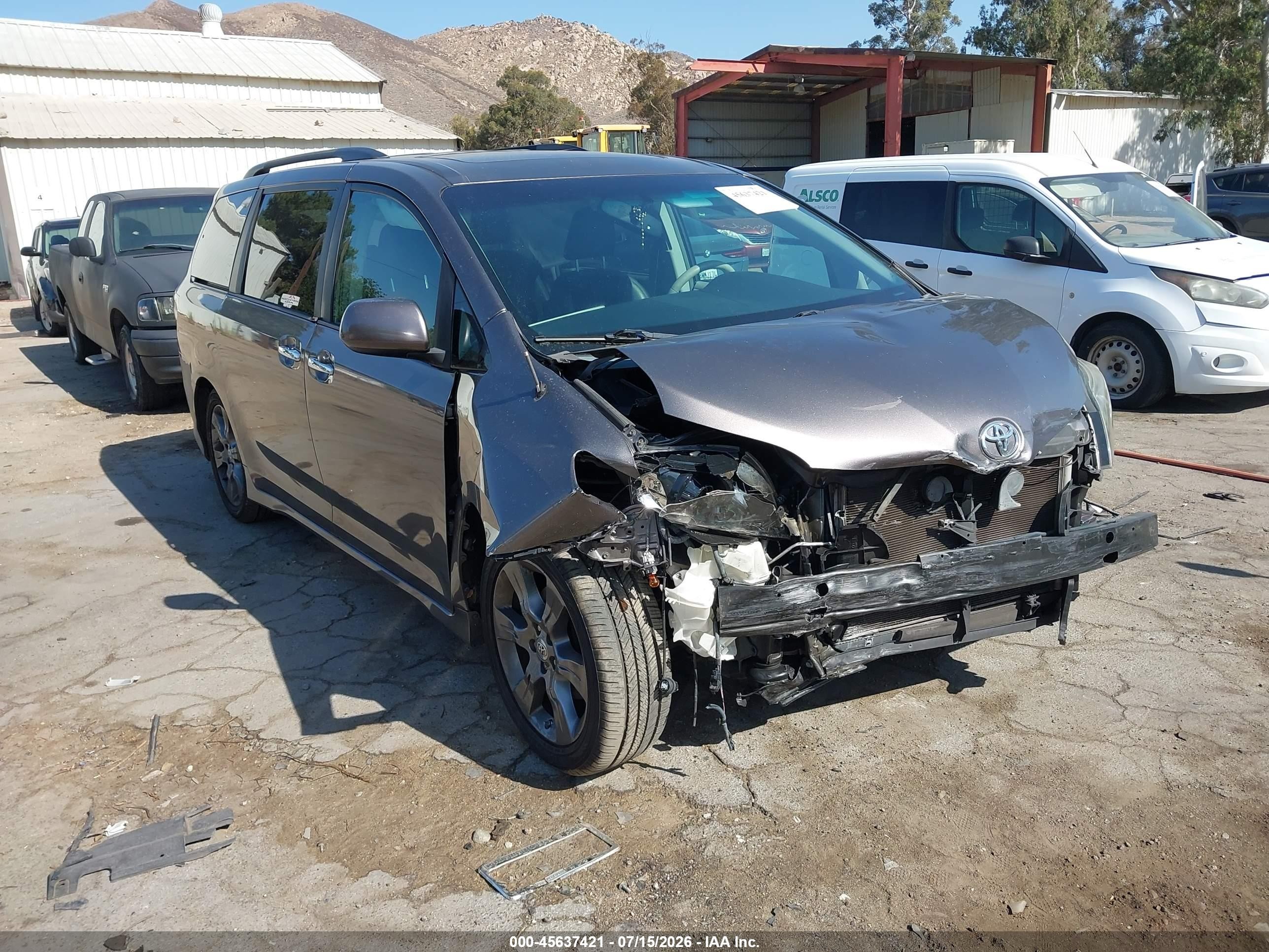 2013 Toyota Sienna Se 8 Passenger Gray vin: 5TDXK3DC1DS396733