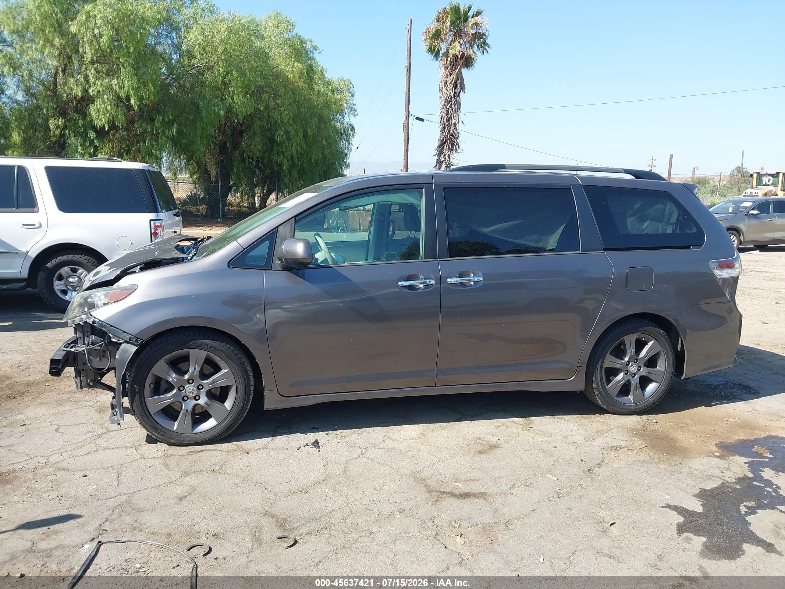 2013 Toyota Sienna Se 8 Passenger Gray vin: 5TDXK3DC1DS396733