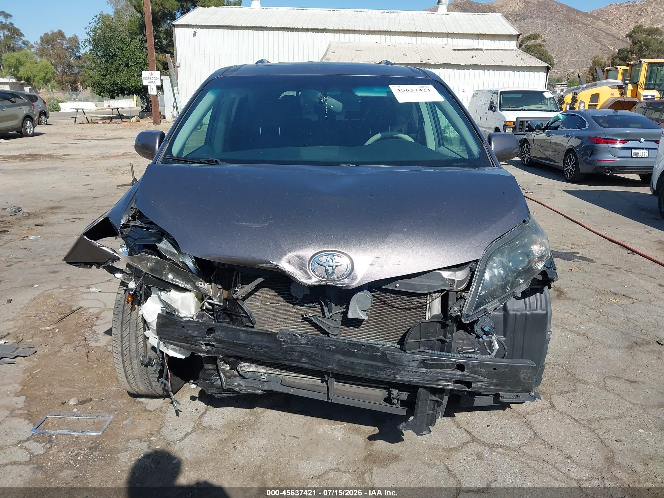 2013 Toyota Sienna Se 8 Passenger Gray vin: 5TDXK3DC1DS396733