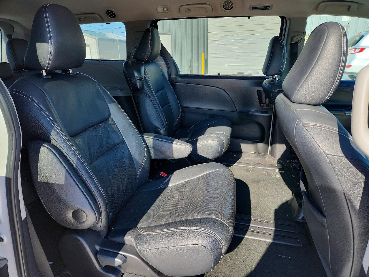 2015 Toyota Sienna Sport White vin: 5TDXK3DC1FS545354