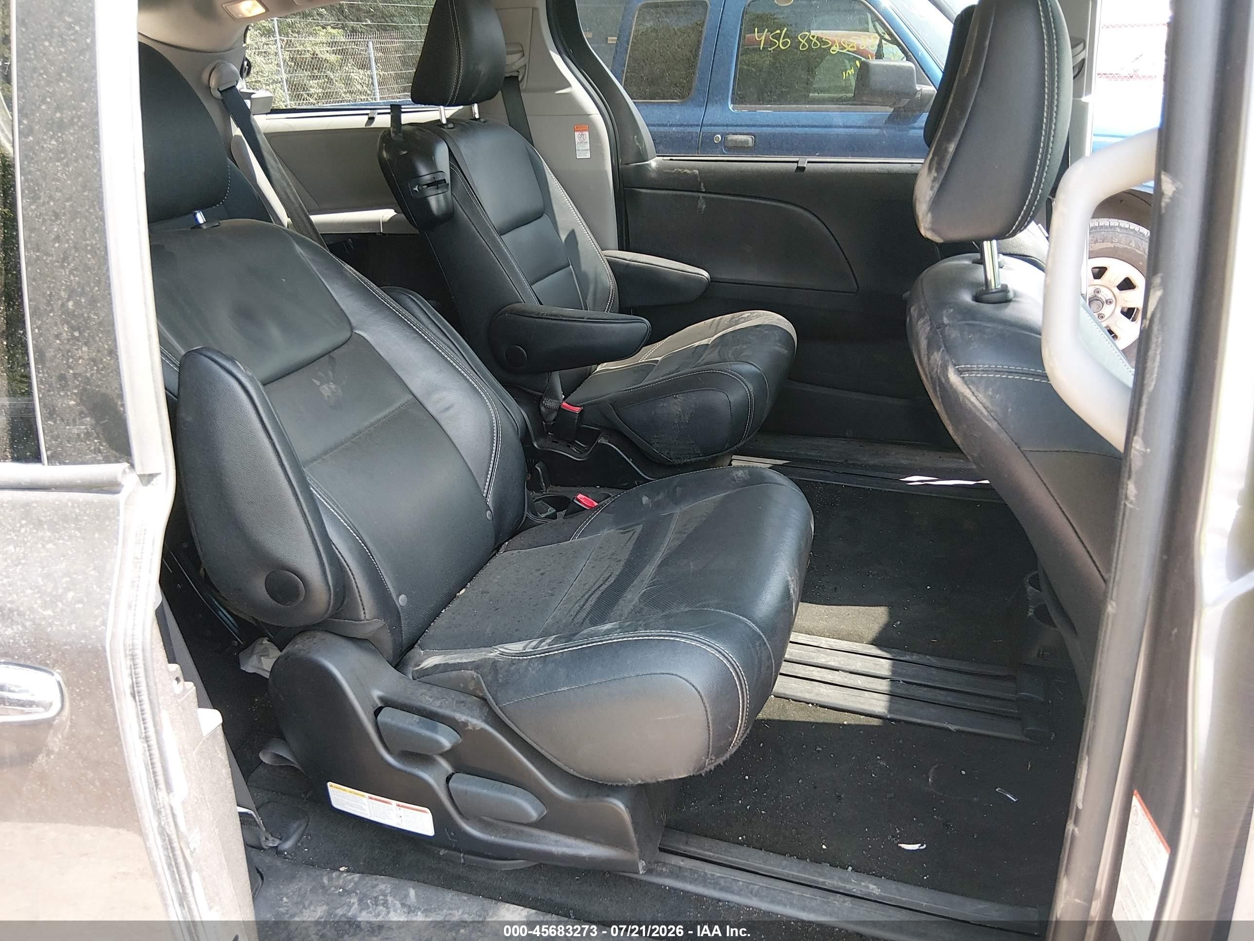 2015 Toyota Sienna Se 8 Passenger Gray vin: 5TDXK3DC1FS577110