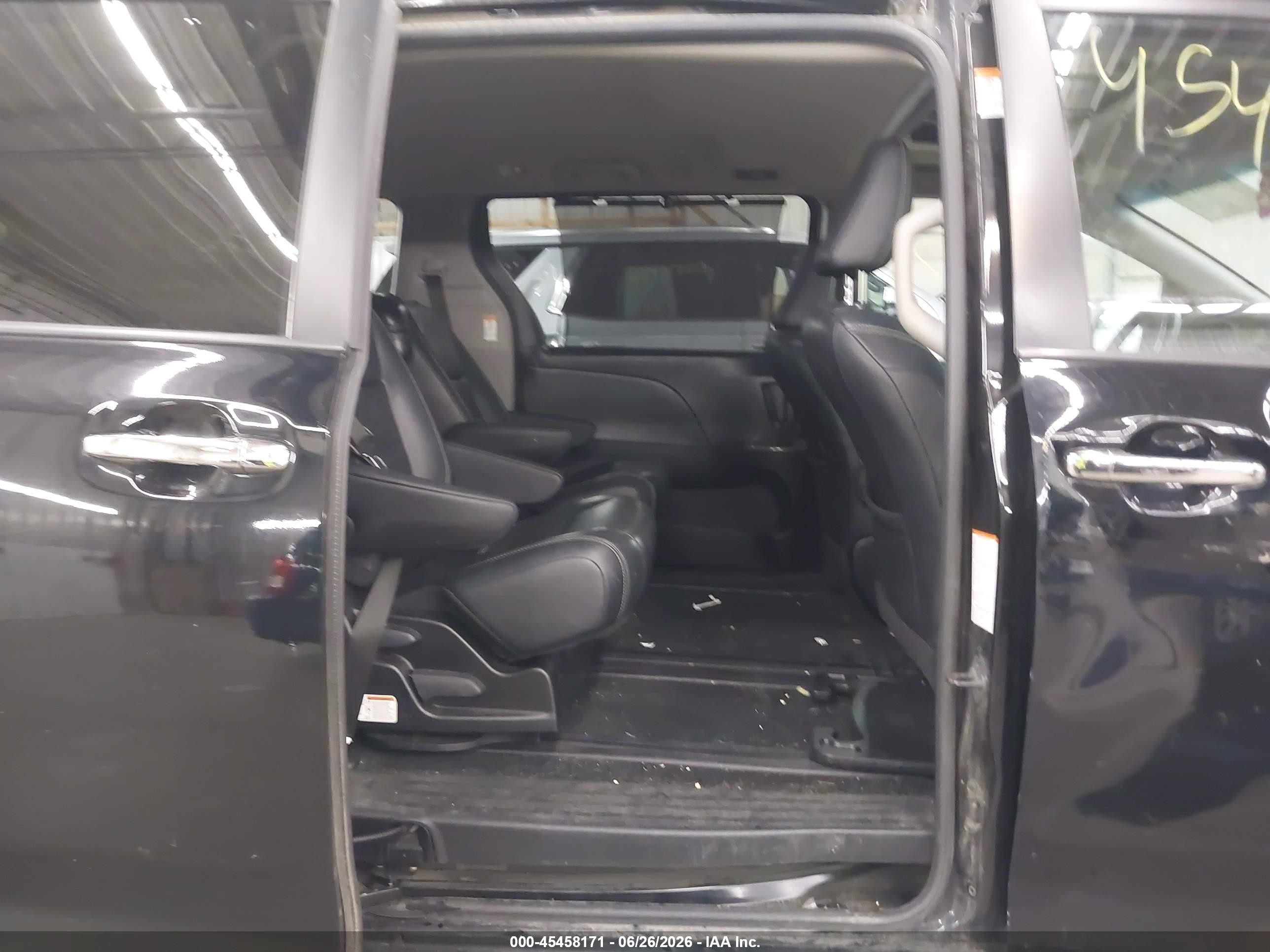 2015 Toyota Sienna Se 8 Passenger Black vin: 5TDXK3DC1FS599382