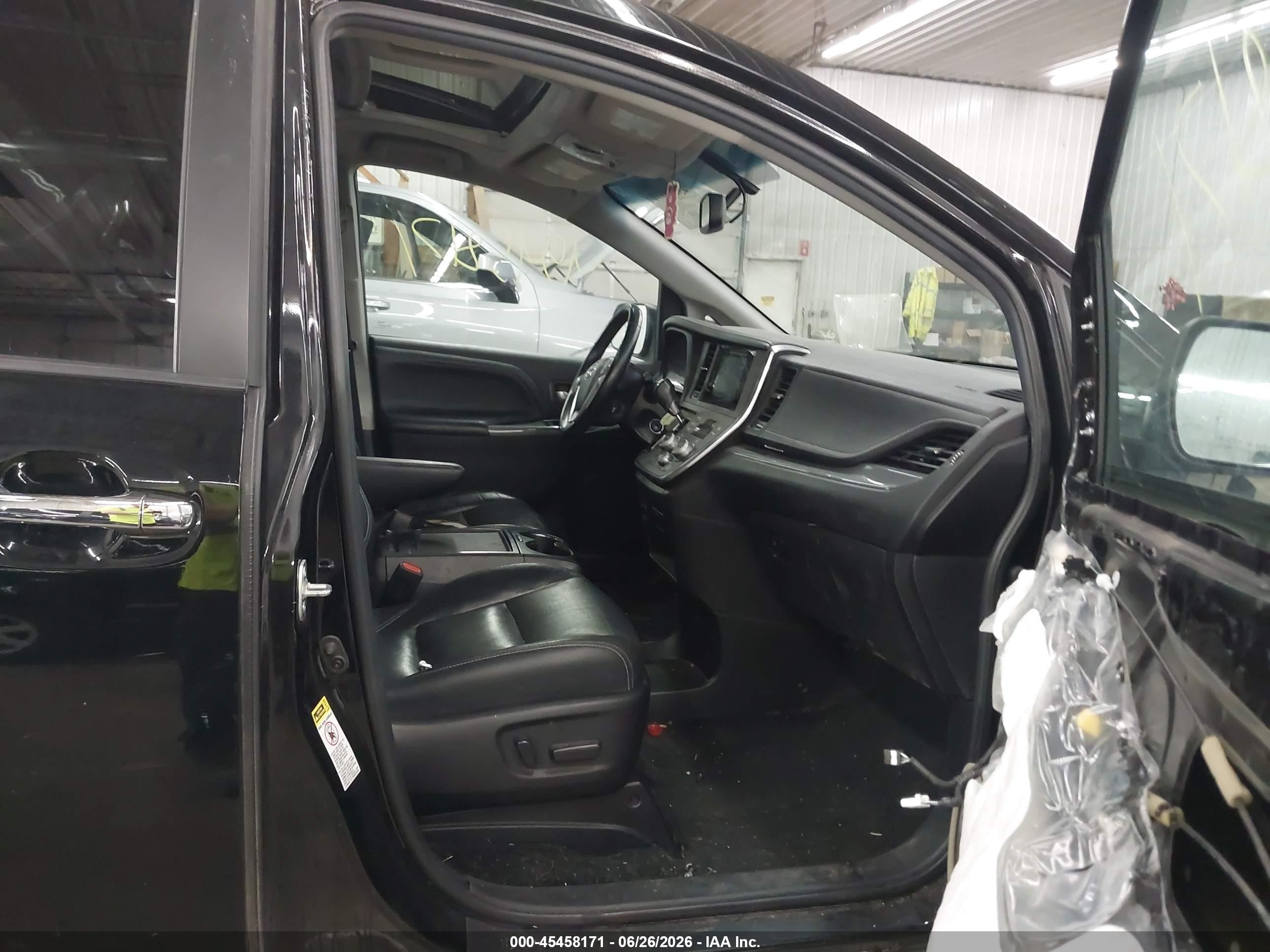 2015 Toyota Sienna Se 8 Passenger Black vin: 5TDXK3DC1FS599382