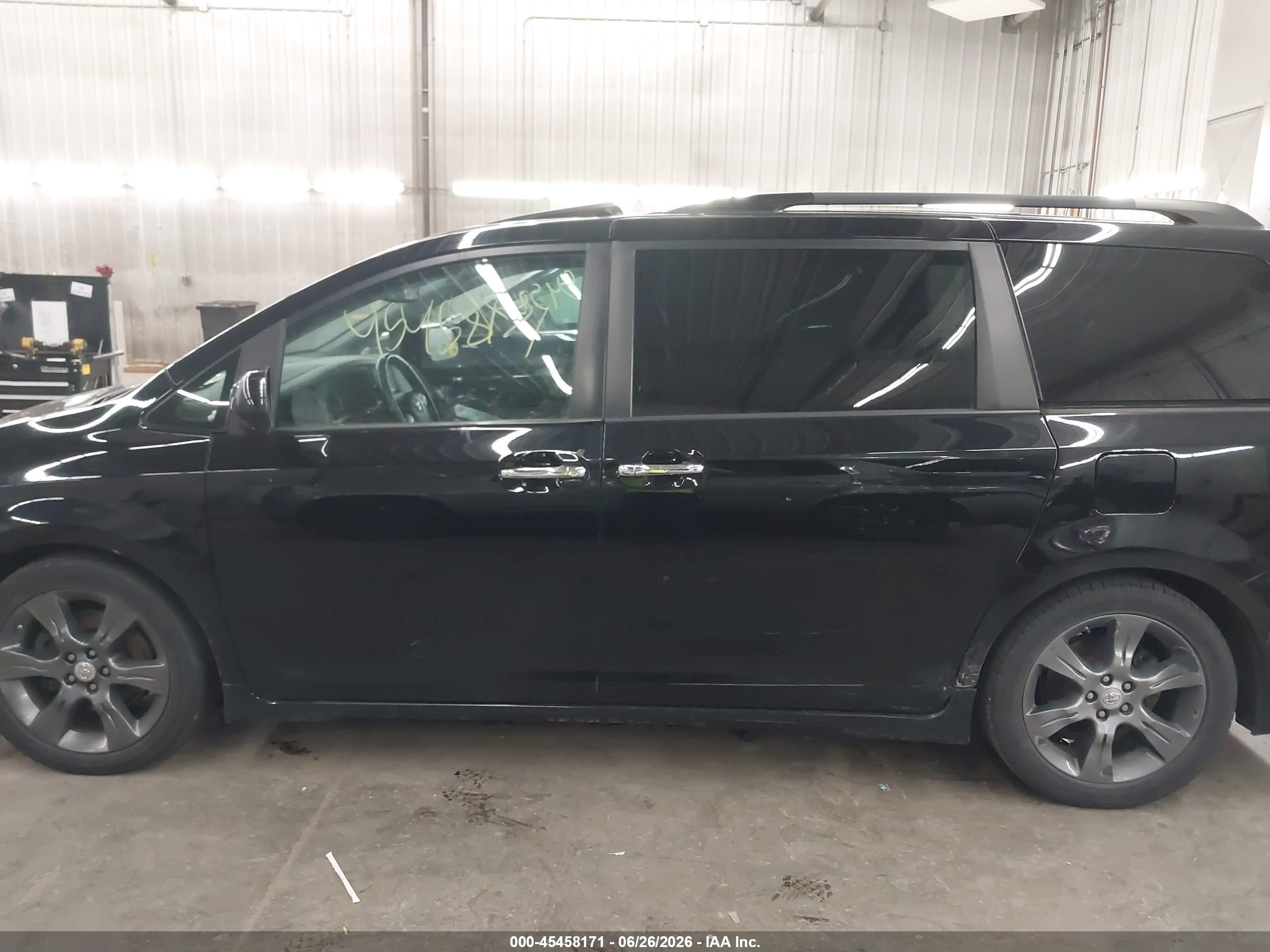 2015 Toyota Sienna Se 8 Passenger Black vin: 5TDXK3DC1FS599382