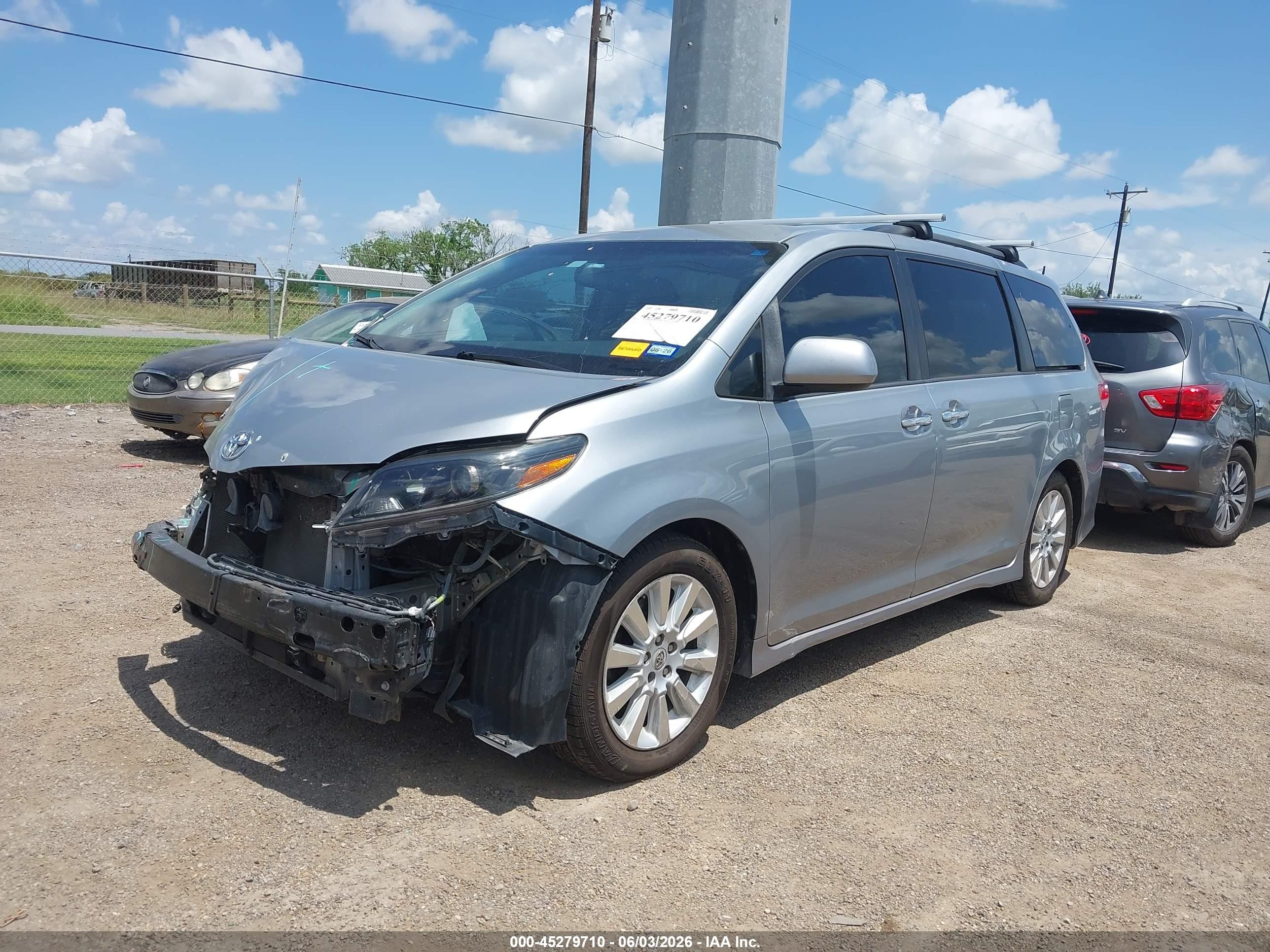 2015 Toyota Sienna Se 8 Passenger Silver vin: 5TDXK3DC1FS615970
