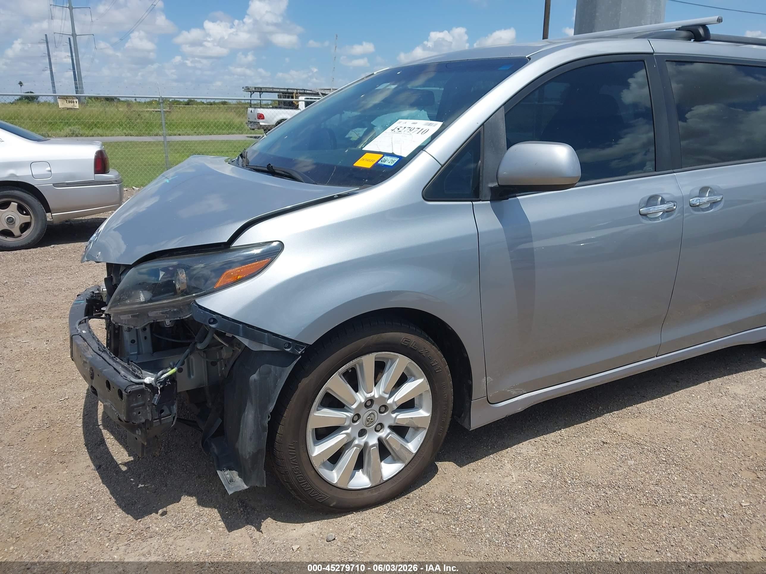 2015 Toyota Sienna Se 8 Passenger Silver vin: 5TDXK3DC1FS615970