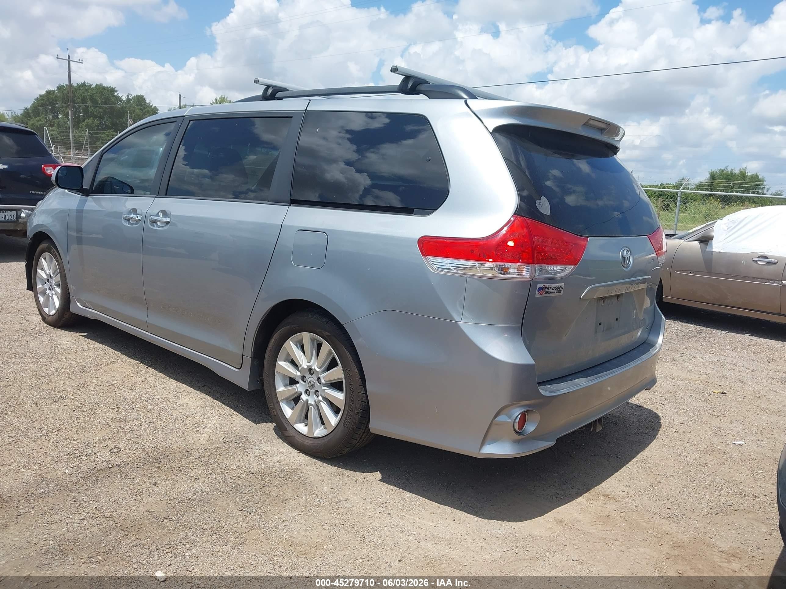 2015 Toyota Sienna Se 8 Passenger Silver vin: 5TDXK3DC1FS615970