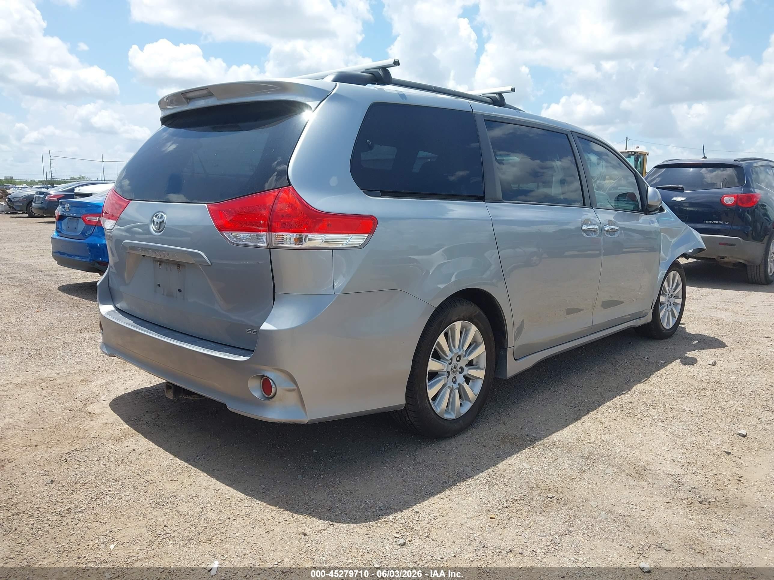 2015 Toyota Sienna Se 8 Passenger Silver vin: 5TDXK3DC1FS615970