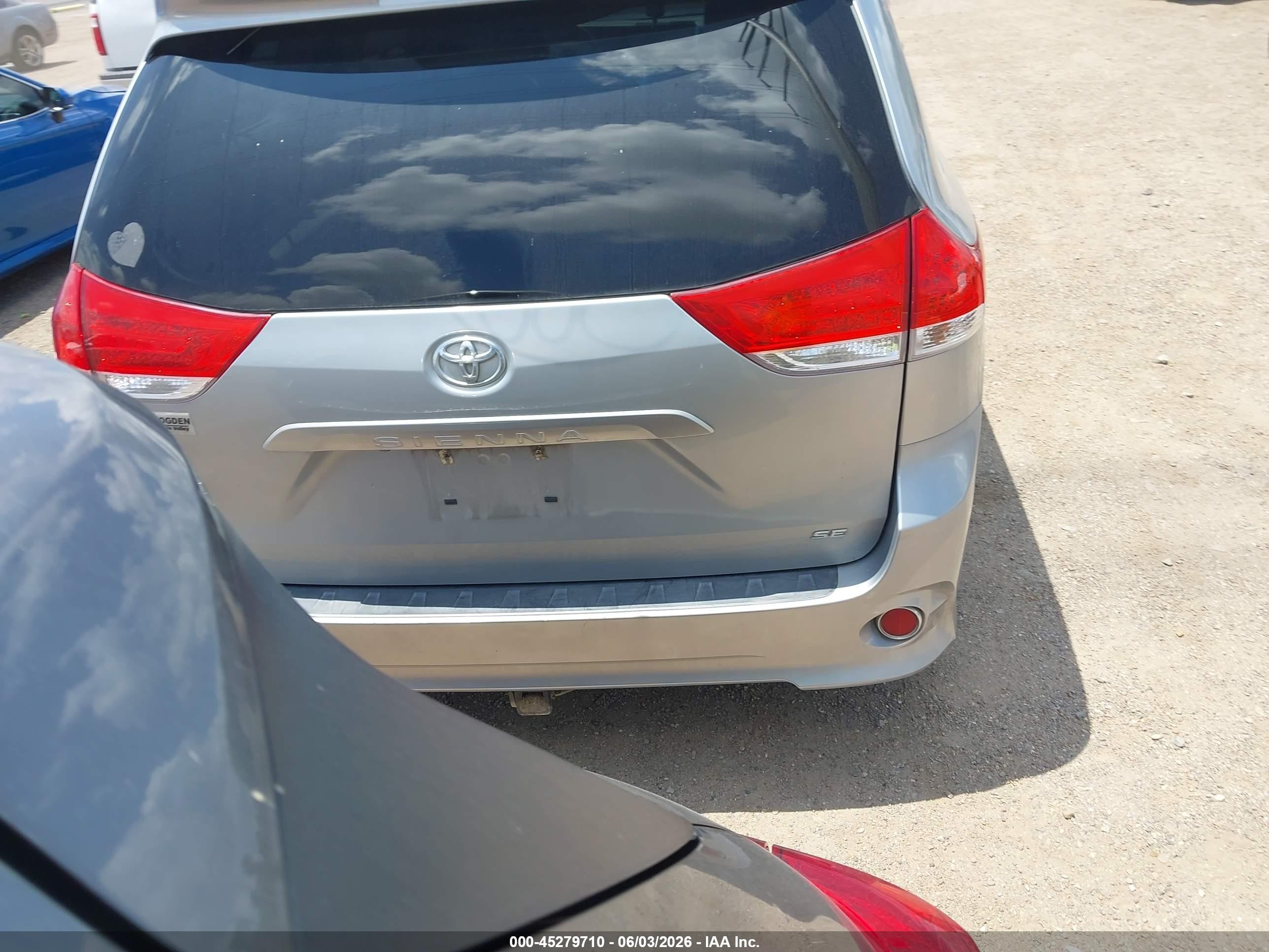2015 Toyota Sienna Se 8 Passenger Silver vin: 5TDXK3DC1FS615970