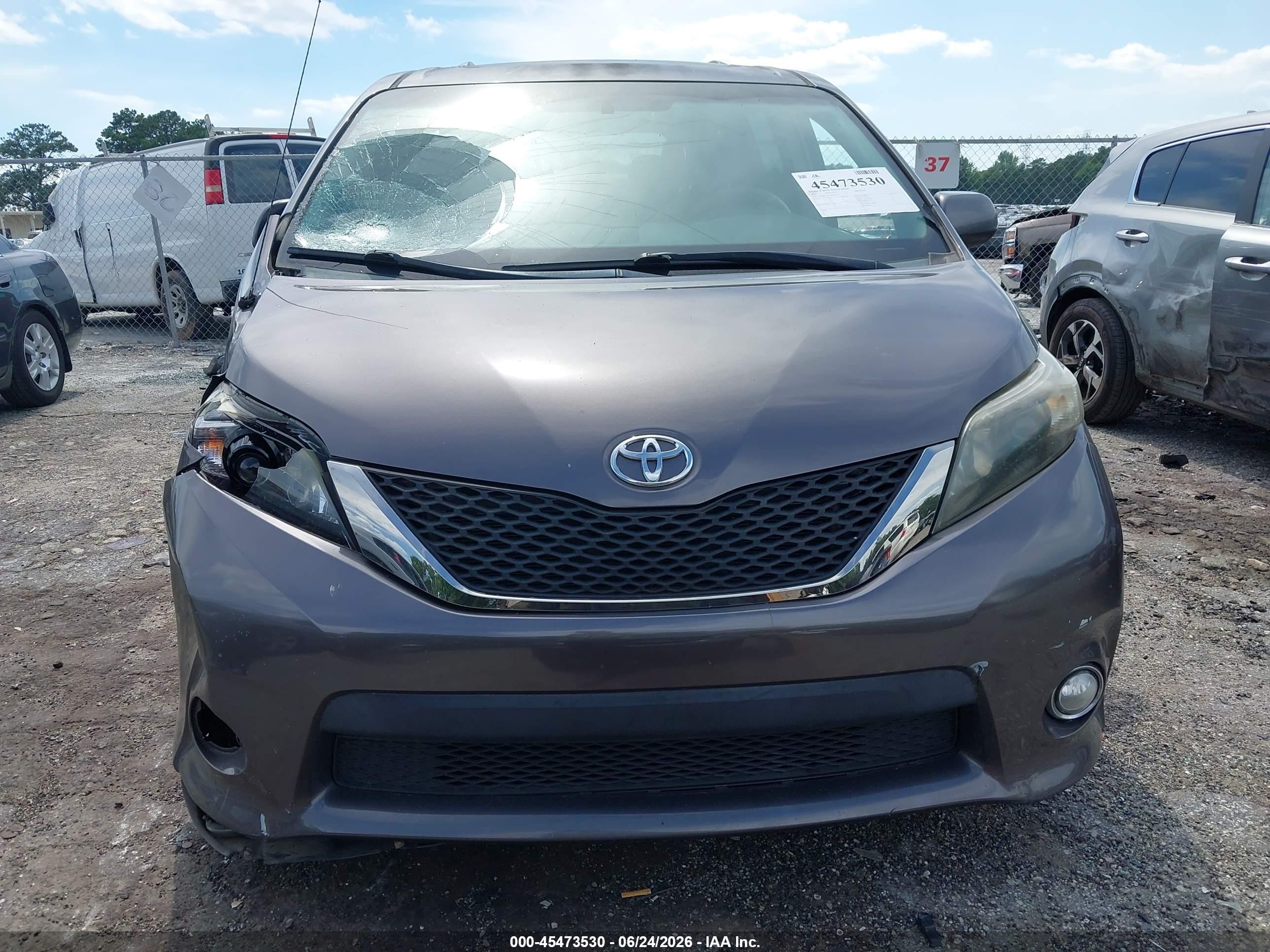 2011 Toyota Sienna Se Gray vin: 5TDXK3DC2BS076155